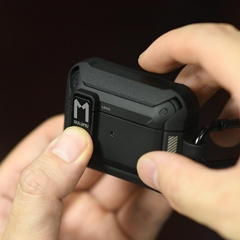 aulumu A19 AirPods Pro用ロックケースのロッククリップを親指で操作しているクローズアップ 一度ロックすれば勝手に開かないセキュア設計