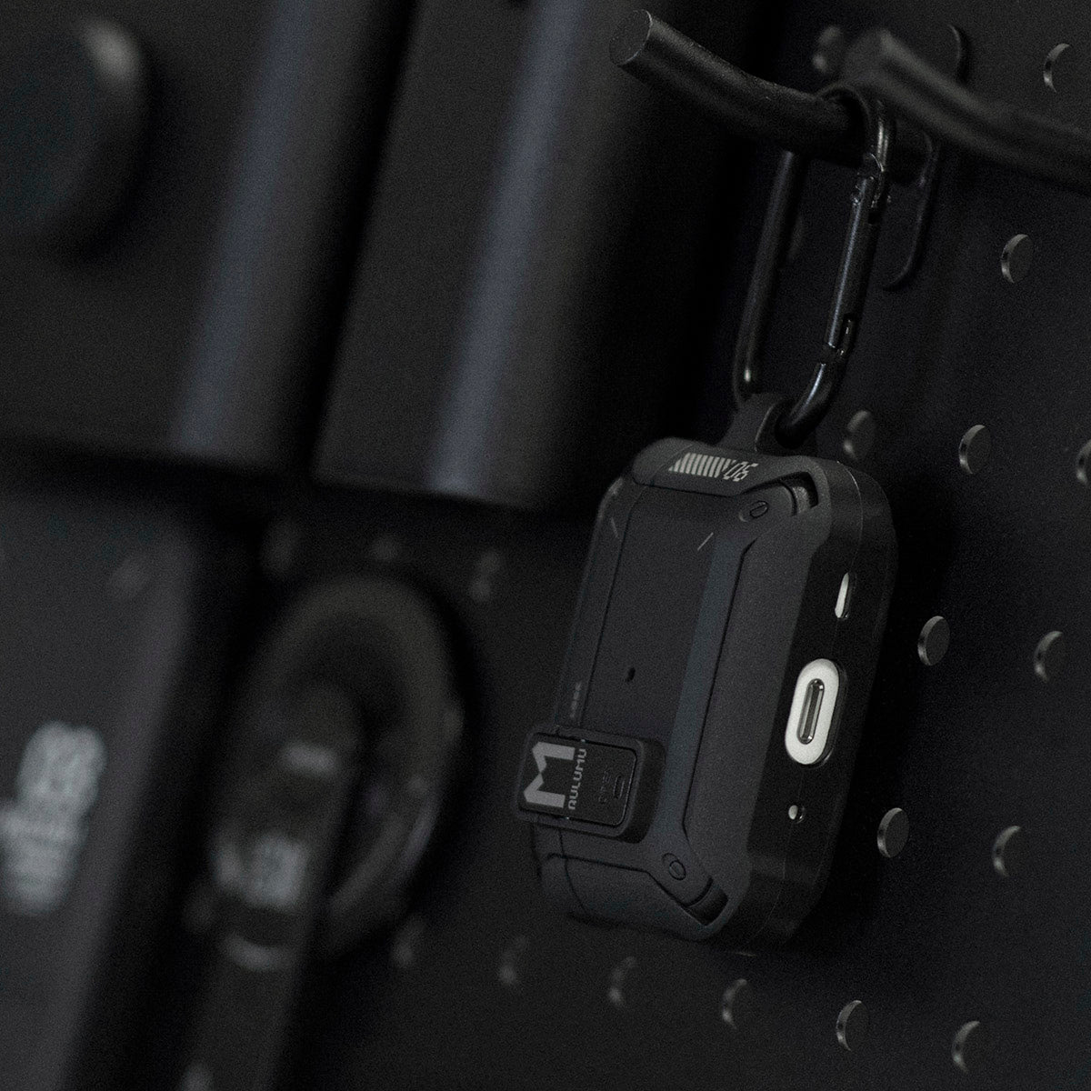 フックに引っ掛けて収納しているaulumu A19 AirPods Pro用ロックケース どこでも掛けておけるカラビナ付きデザイン