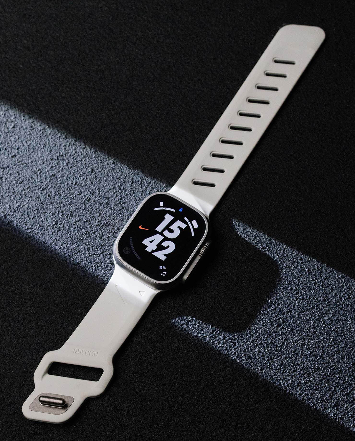 aulumu A02 Apple Watch用オフビートスポーツバンド ホワイトを装着したApple Watchのフラットレイ 非対称ベンチレーションデザインが際立つイメージ