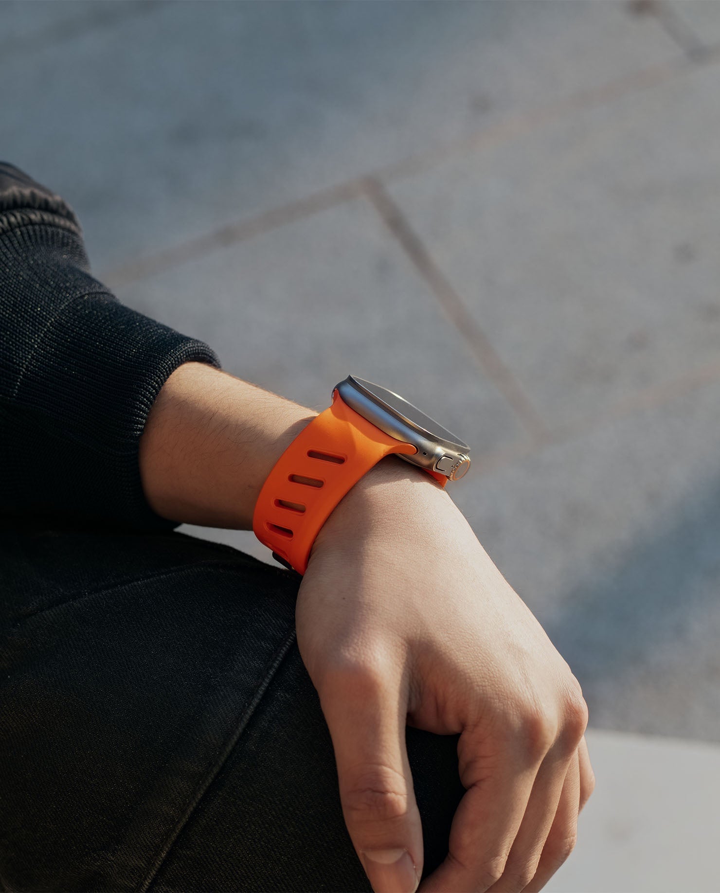 aulumu A02 Apple Watch用オフビートスポーツバンド オレンジを着用した屋外の腕元ショット 手首サイズに合わせて長さ調整できるスポーツバンド
