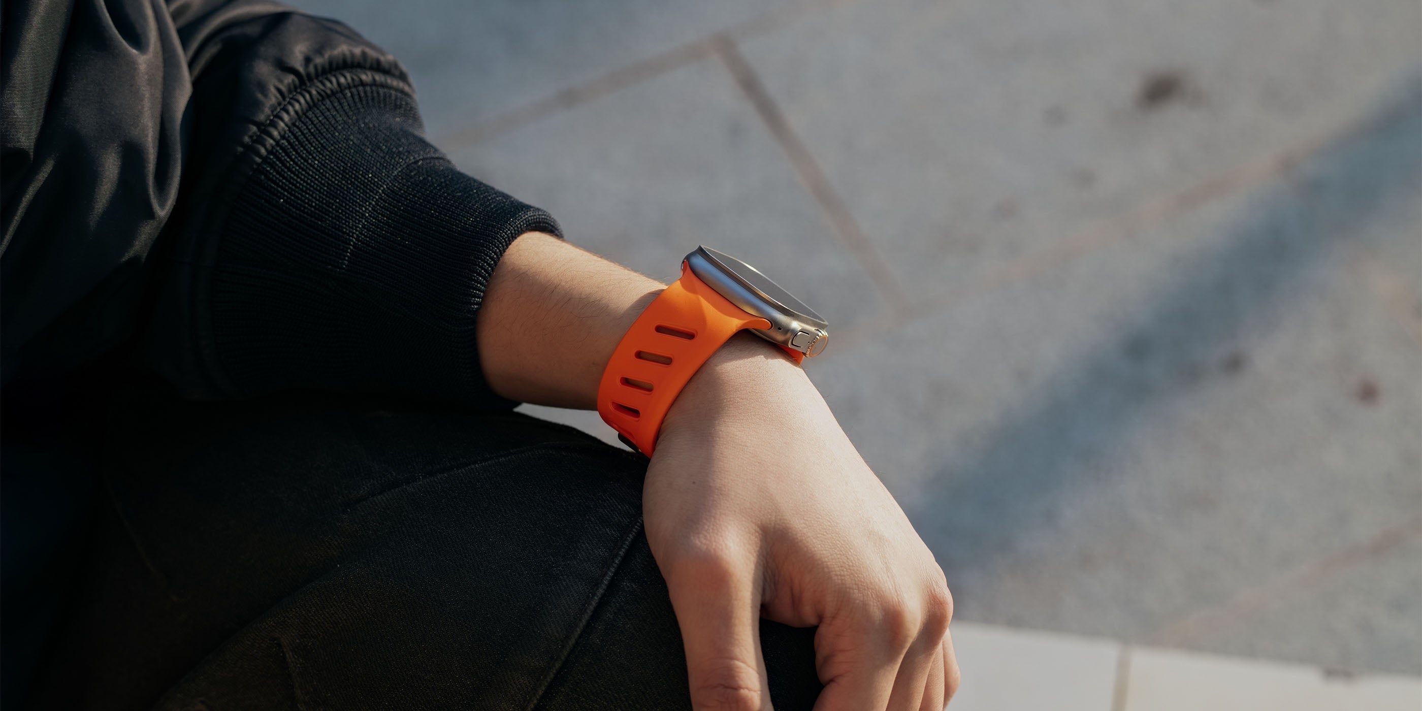 aulumu A02 Apple Watch用オフビートスポーツバンド オレンジを着用した屋外の腕元ショット 手首サイズに合わせて長さ調整できるスポーツバンド