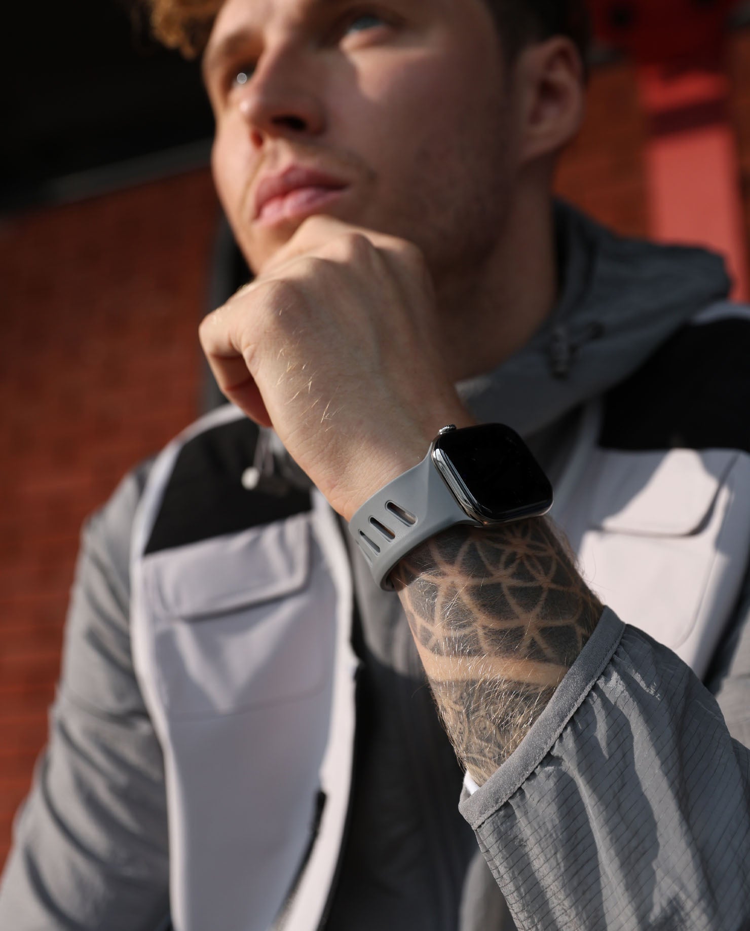 aulumu A02 Apple Watch用オフビートスポーツバンド ライトグレーを着用した腕のライフスタイルショット 軽量で快適な付け心地を表現