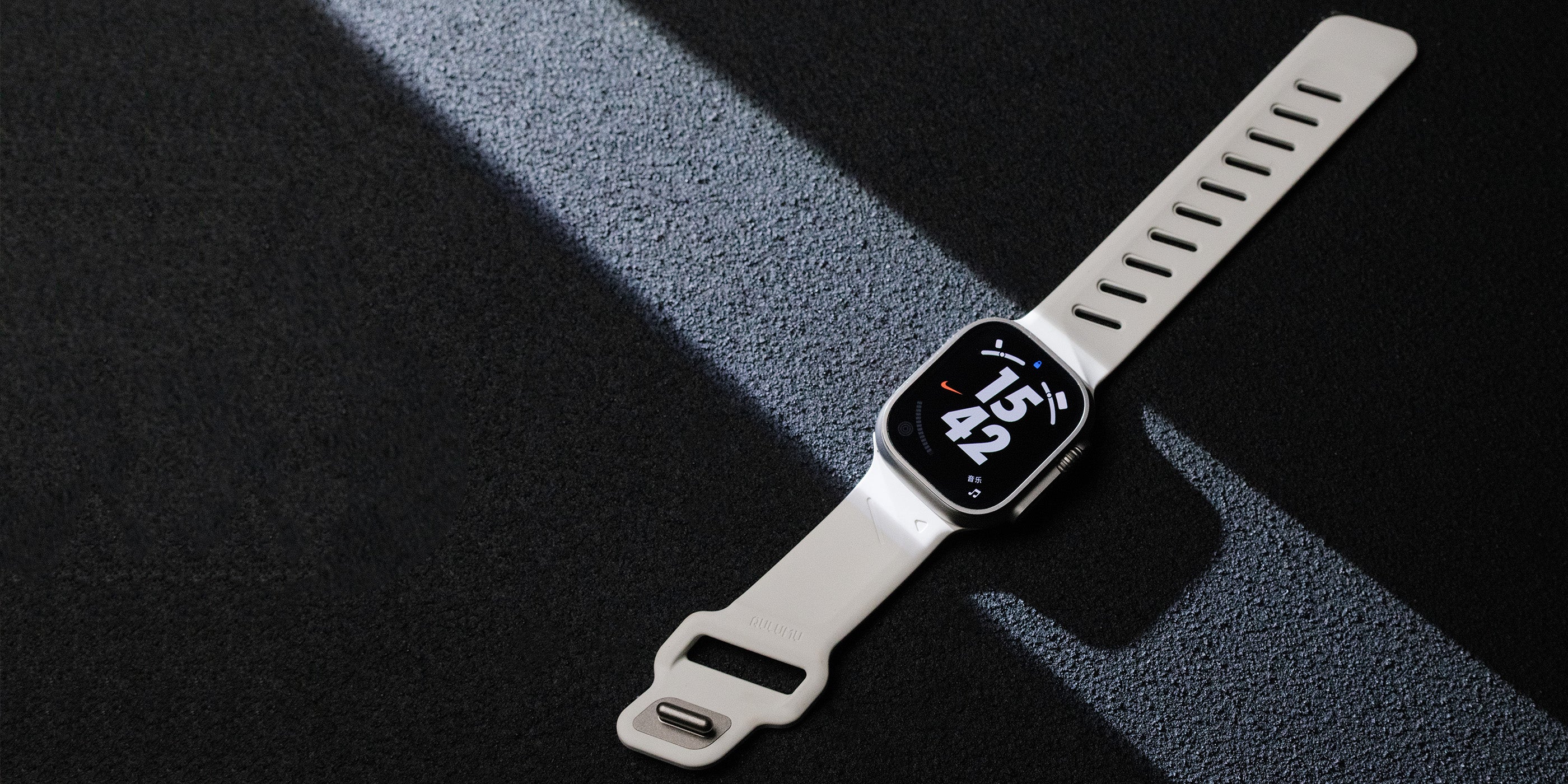 aulumu A02 Apple Watch用オフビートスポーツバンド ホワイトを装着したApple Watchのフラットレイ 非対称ベンチレーションデザインが際立つイメージ