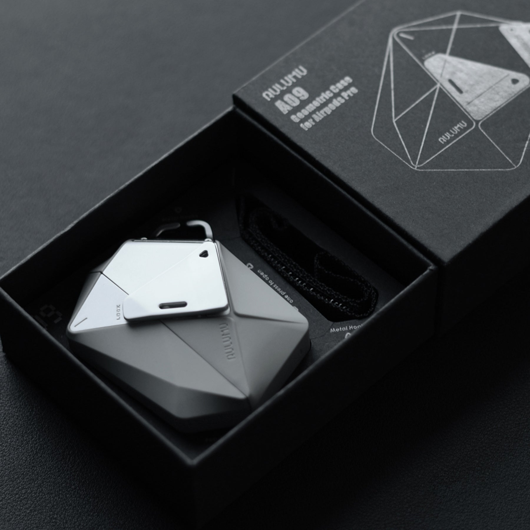 aulumu A09 AirPods Pro用ジオメトリックケースのパッケージ内容 ケース本体と付属ストラップがボックスに収められたトップビュー