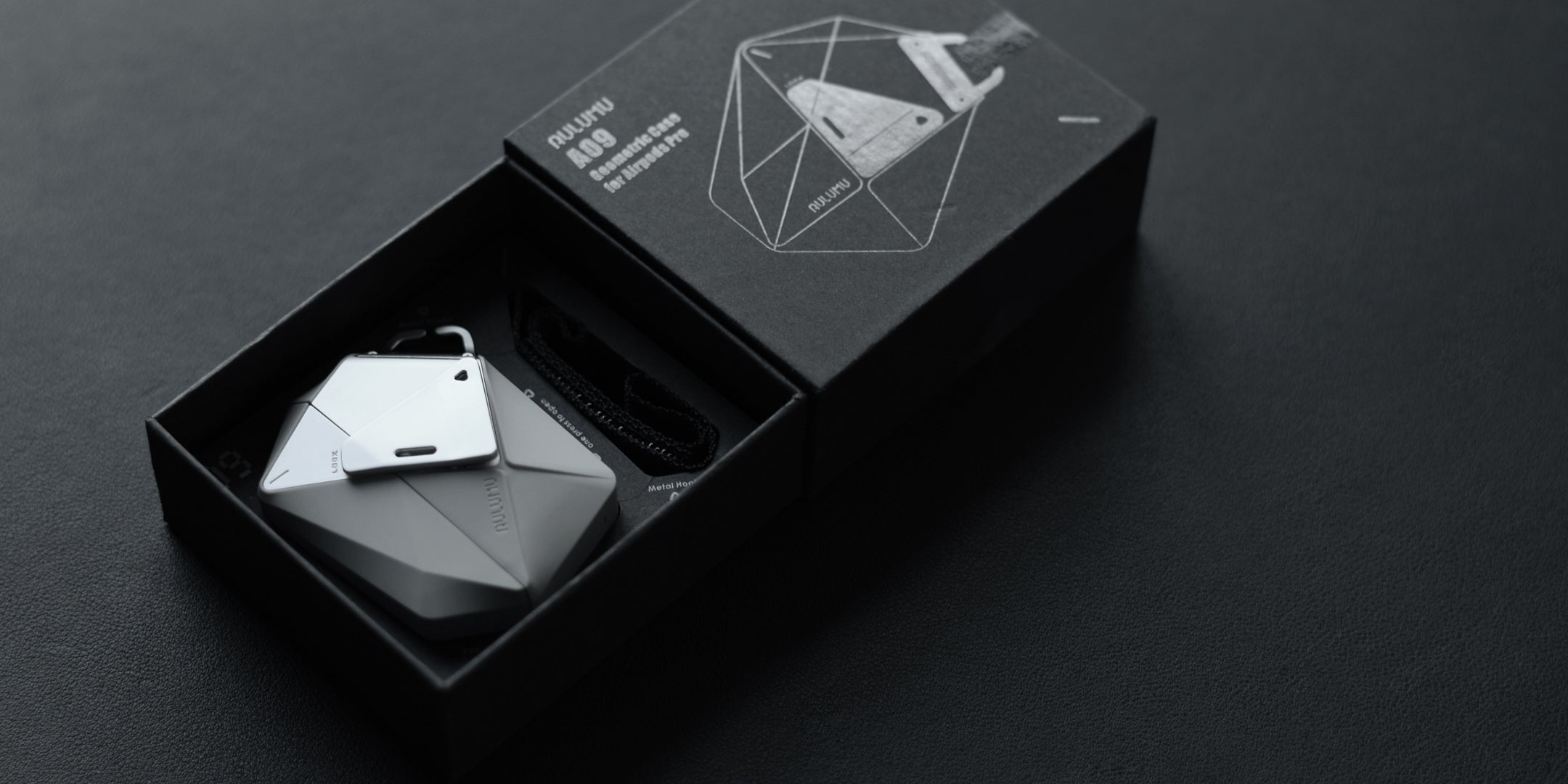aulumu A09 AirPods Pro用ジオメトリックケースのパッケージ内容 ケース本体と付属ストラップがボックスに収められたトップビュー