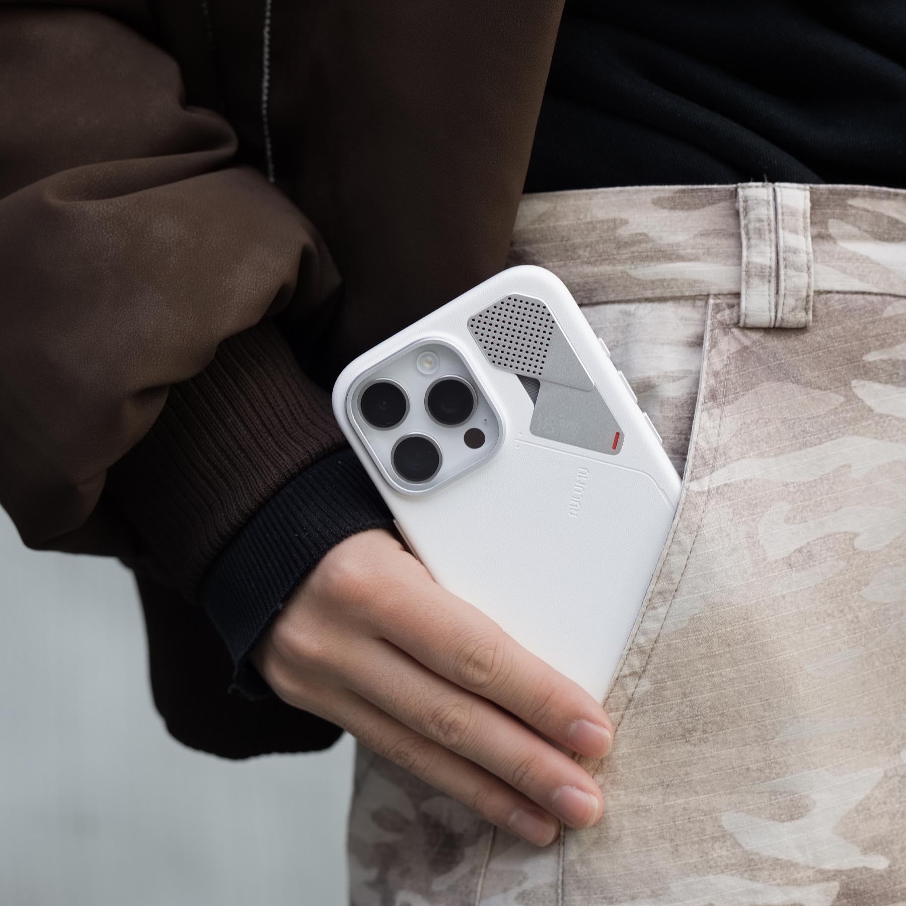 AULUMU A16 ヴィーガンレザーケース（iPhone 16 Pro/16 Pro Max対応・ホワイト）、ポケットから取り出すシーン、冷却パッド部と温度インジケーターが見える