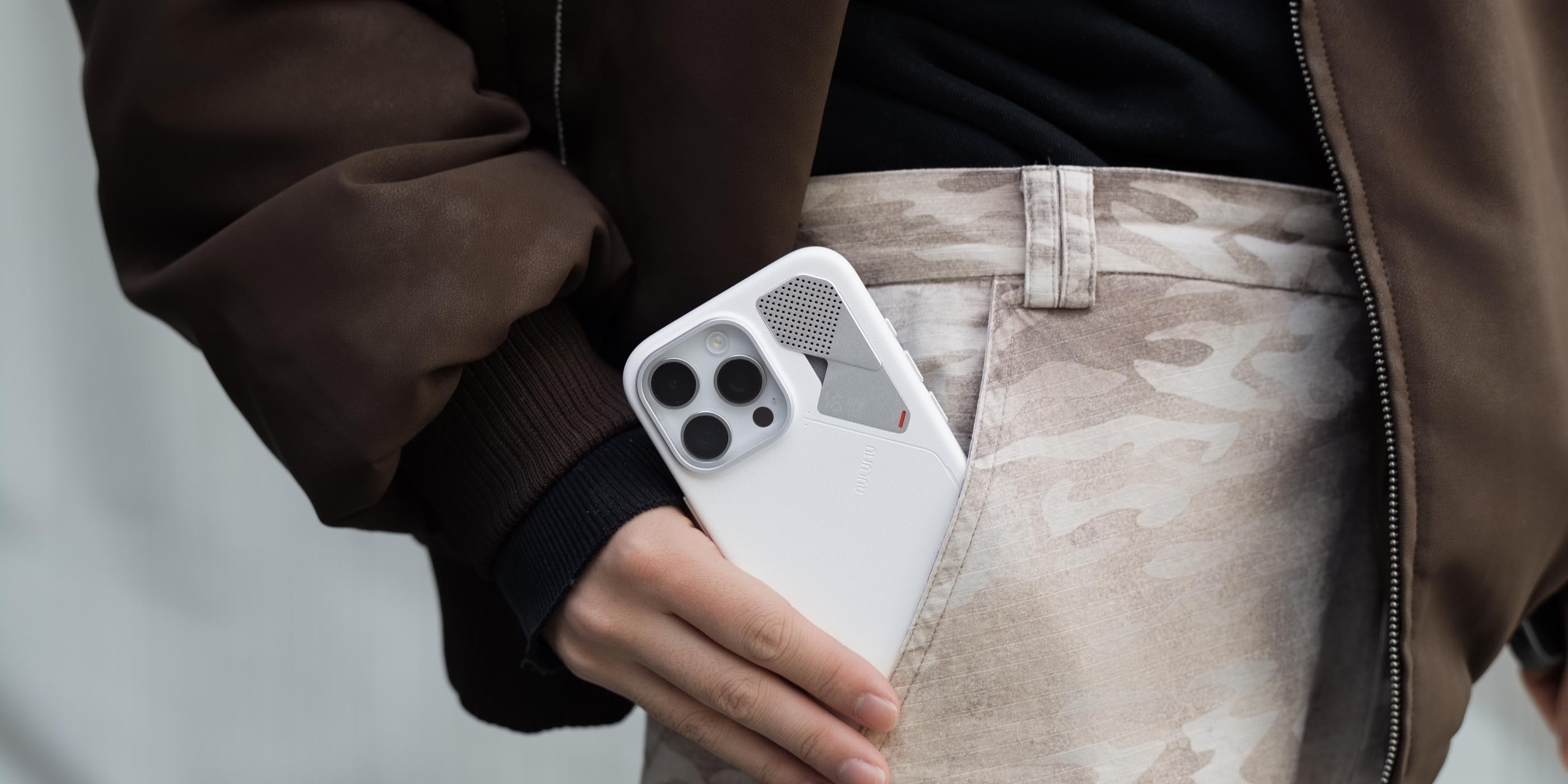 AULUMU A16 ヴィーガンレザーケース（iPhone 16 Pro/16 Pro Max対応・ホワイト）、ポケットから取り出すシーン、冷却パッド部と温度インジケーターが見える