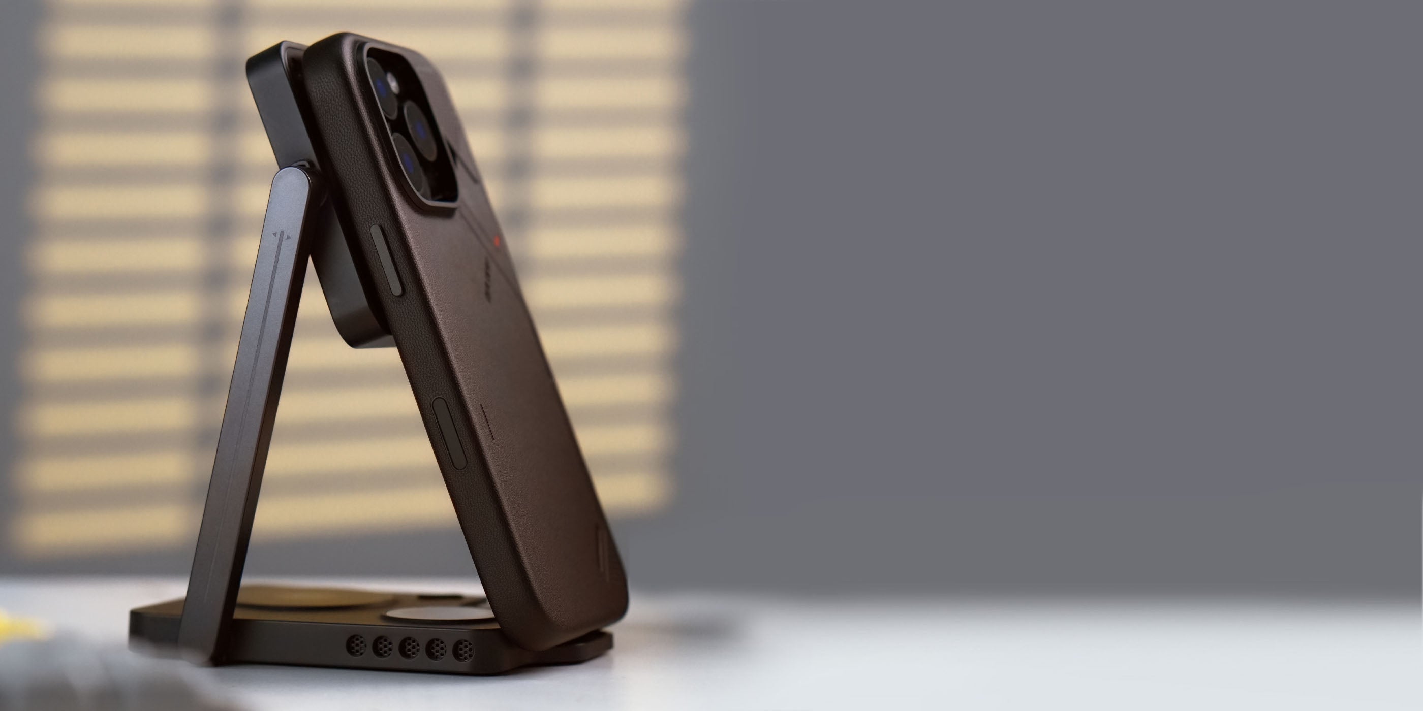 AULUMU A16 ヴィーガンレザーケース（ブラック）、スタンドに立てた側面ビュー、タッチ機能付きカメラコントロールボタンカバー搭載