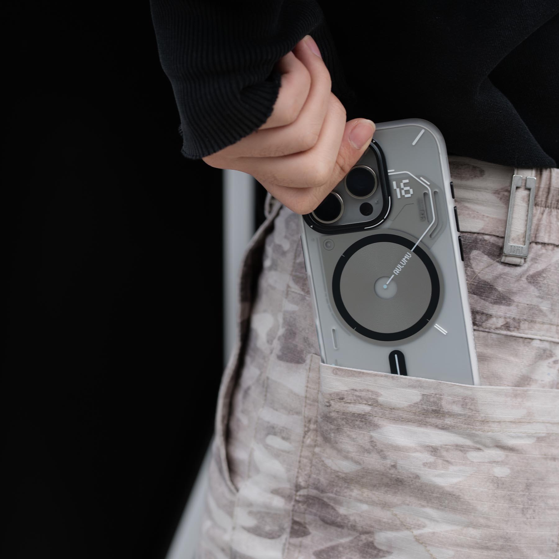 A16 フロステッドケースを装着した iPhone を、パンツのポケットに出し入れしている日常使用シーン