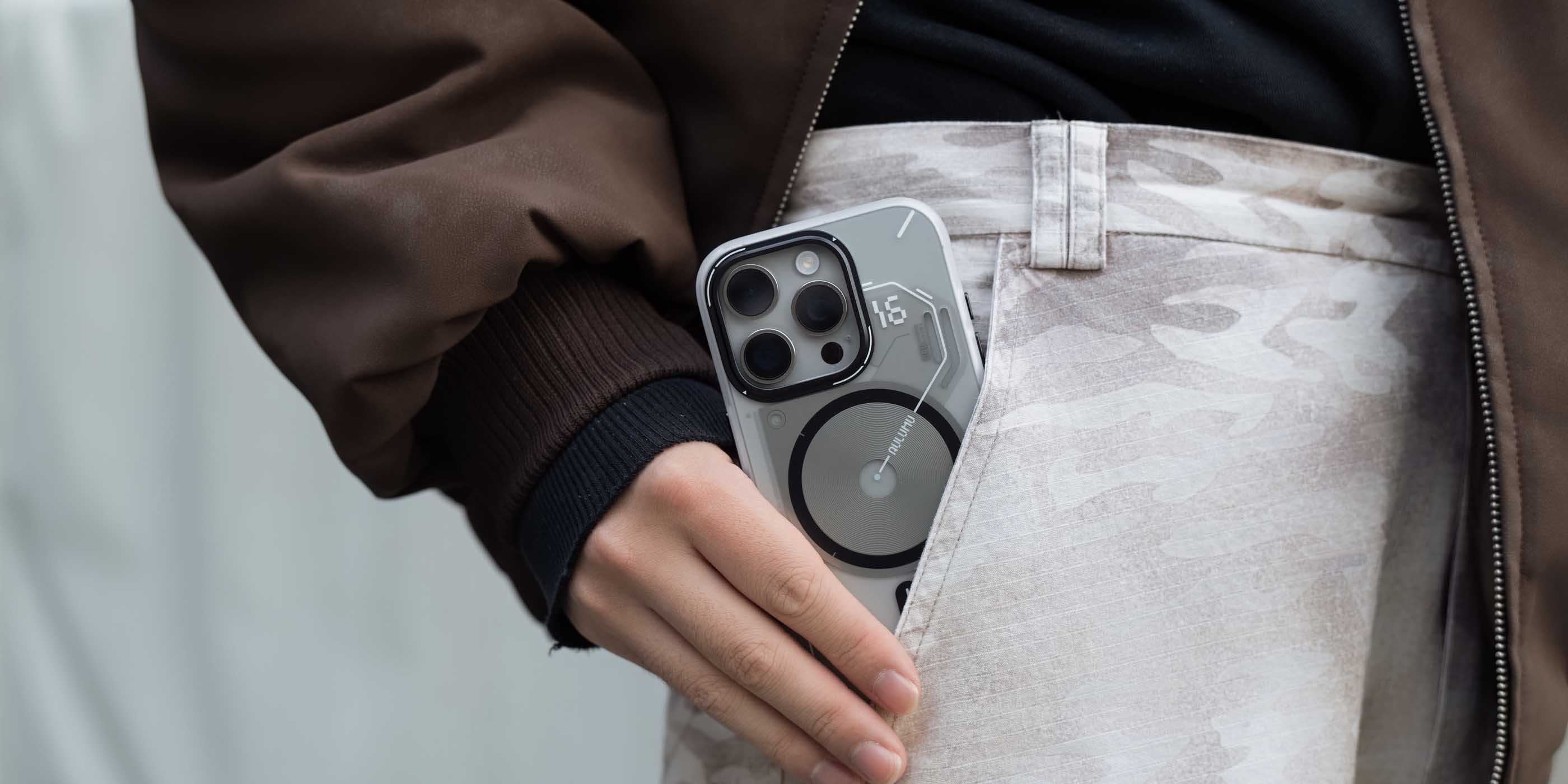A16 フロステッドケースを装着した iPhone を、パンツのポケットに出し入れしている日常使用シーン