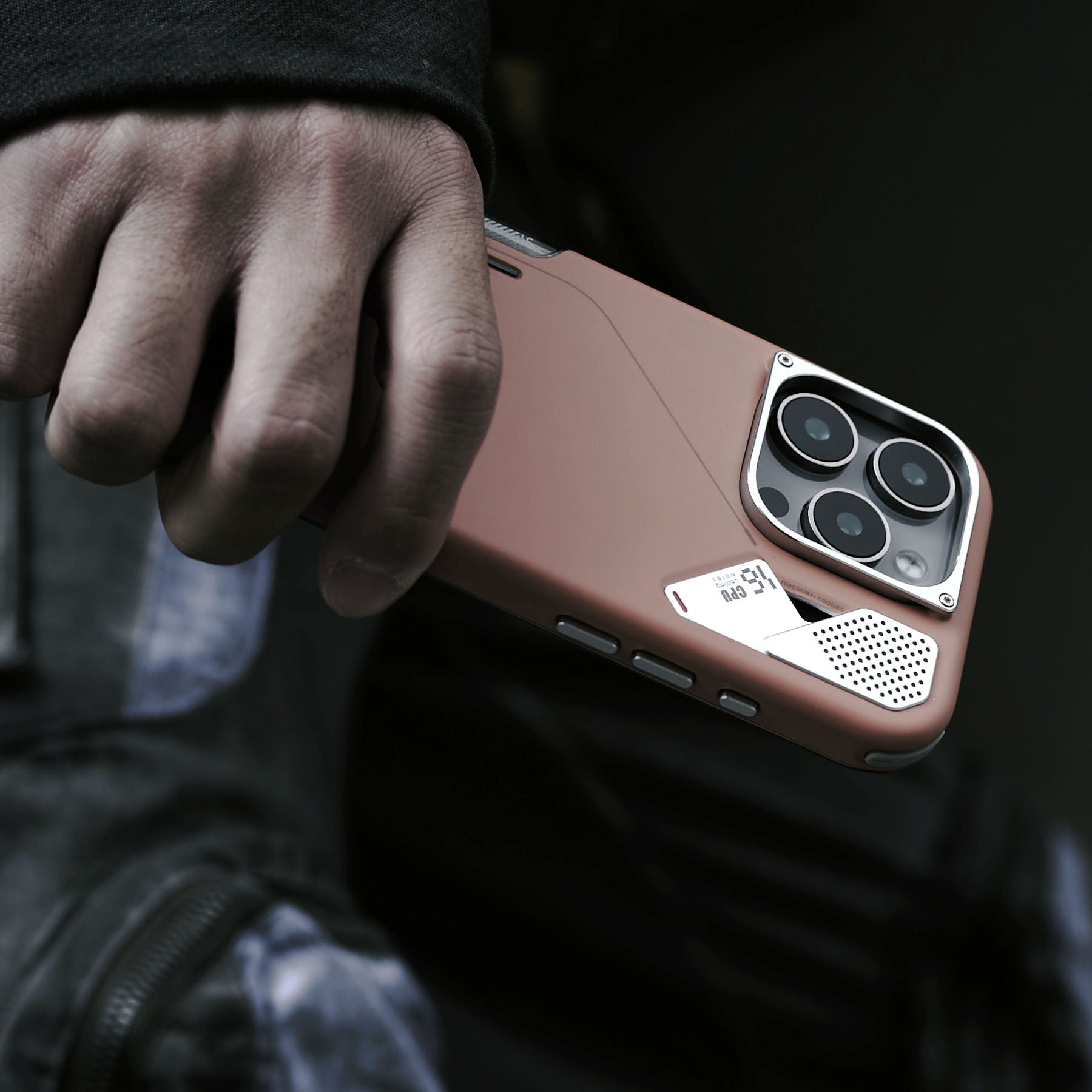 A16 スリム耐衝撃ケースを装着した iPhone 16 Pro を手に持ち、背面デザインとカメラ周りを見せているイメージ