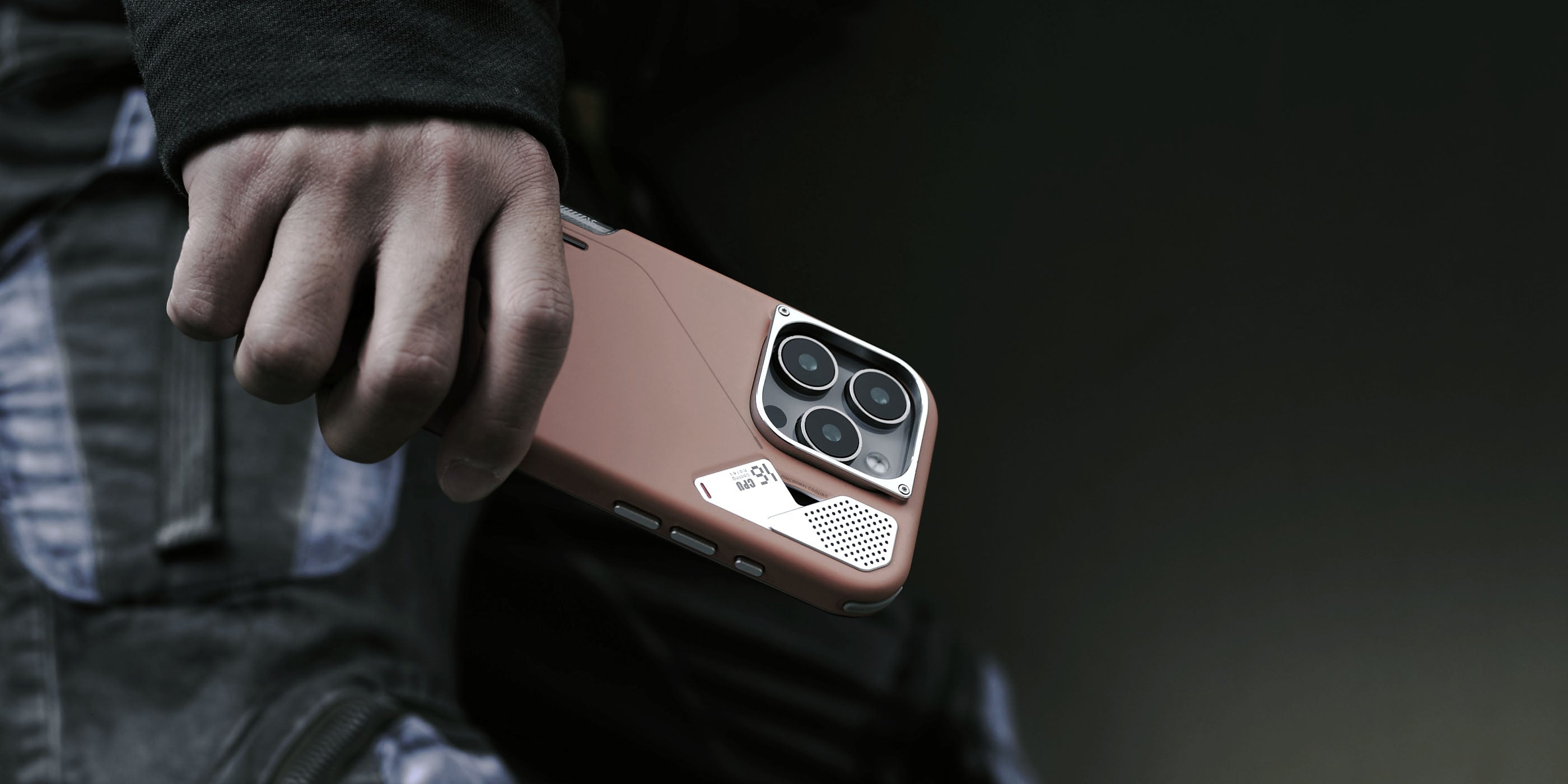 A16 スリム耐衝撃ケースを装着した iPhone 16 Pro を手に持ち、背面デザインとカメラ周りを見せているイメージ