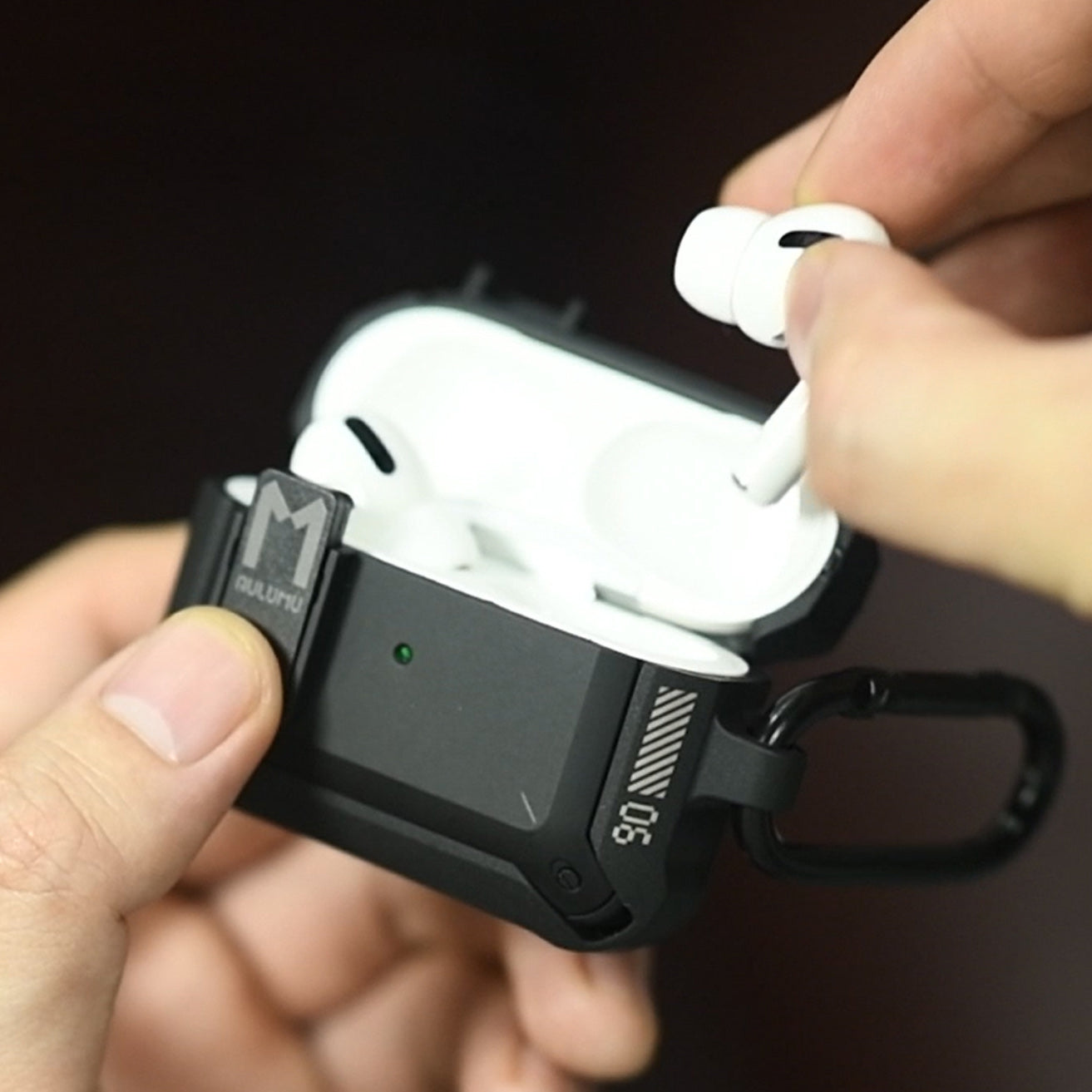 aulumu A19 AirPods Pro用ロックケースのフタを開けてイヤホンを取り出している手元アップ ワンタッチボタンでロック解除できる様子