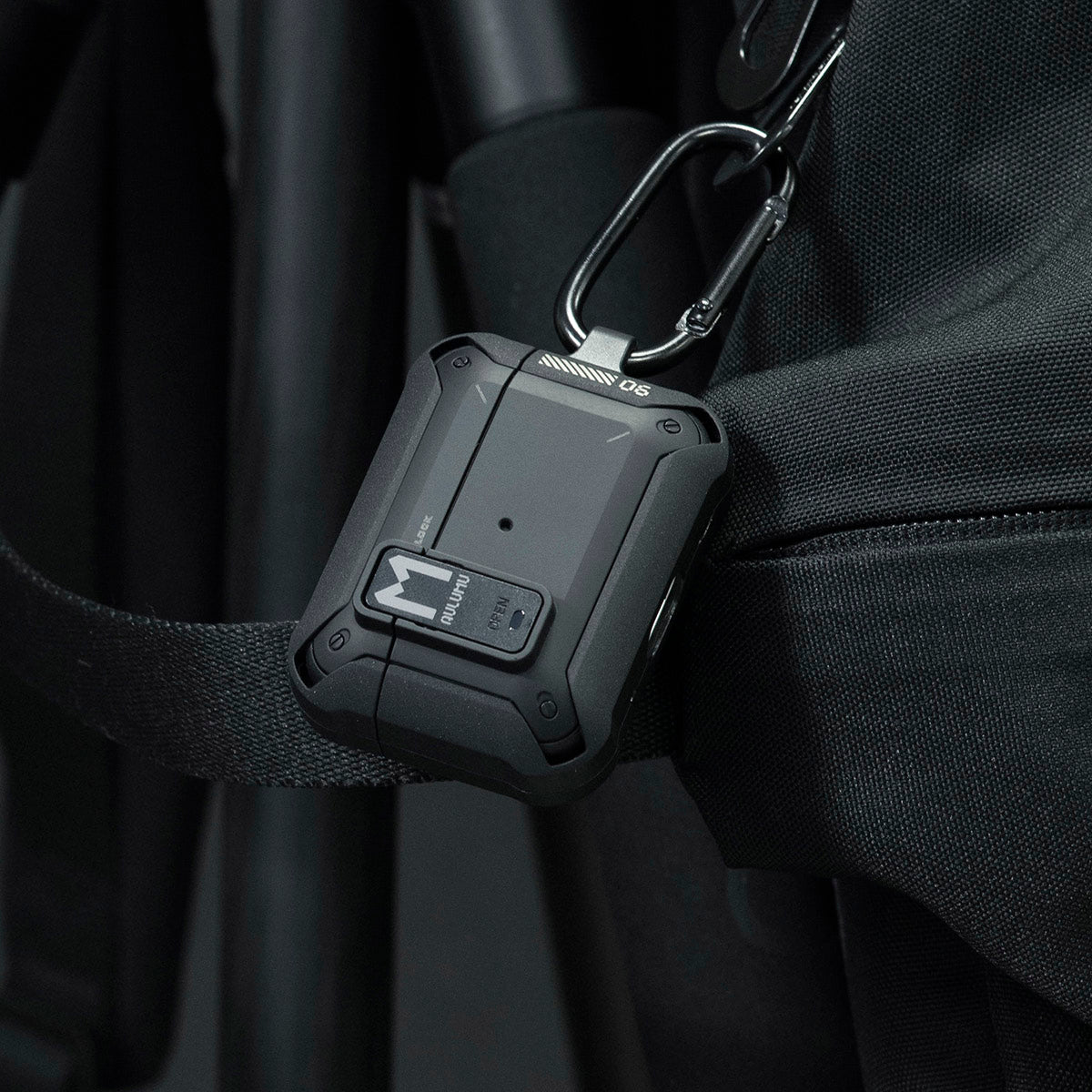 バックパックのストラップにカラビナで装着したaulumu A19 AirPods Pro用ロックケース 持ち運びに便利な使用シーン