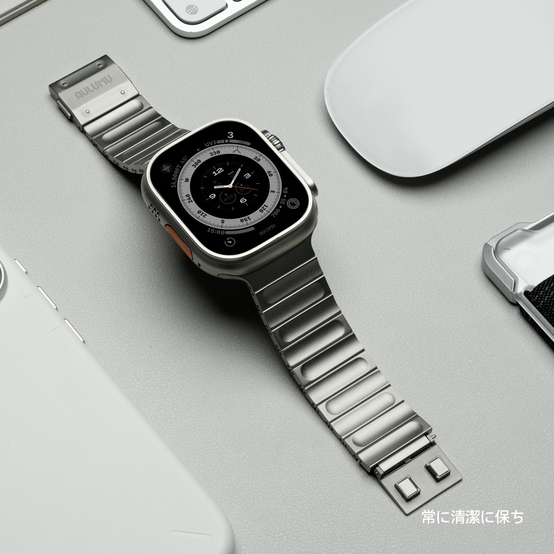 C01チタンウォッチバンド付きApple Watchを中心に周辺アクセサリーを並べたフラットレイの清潔感あるイメージ