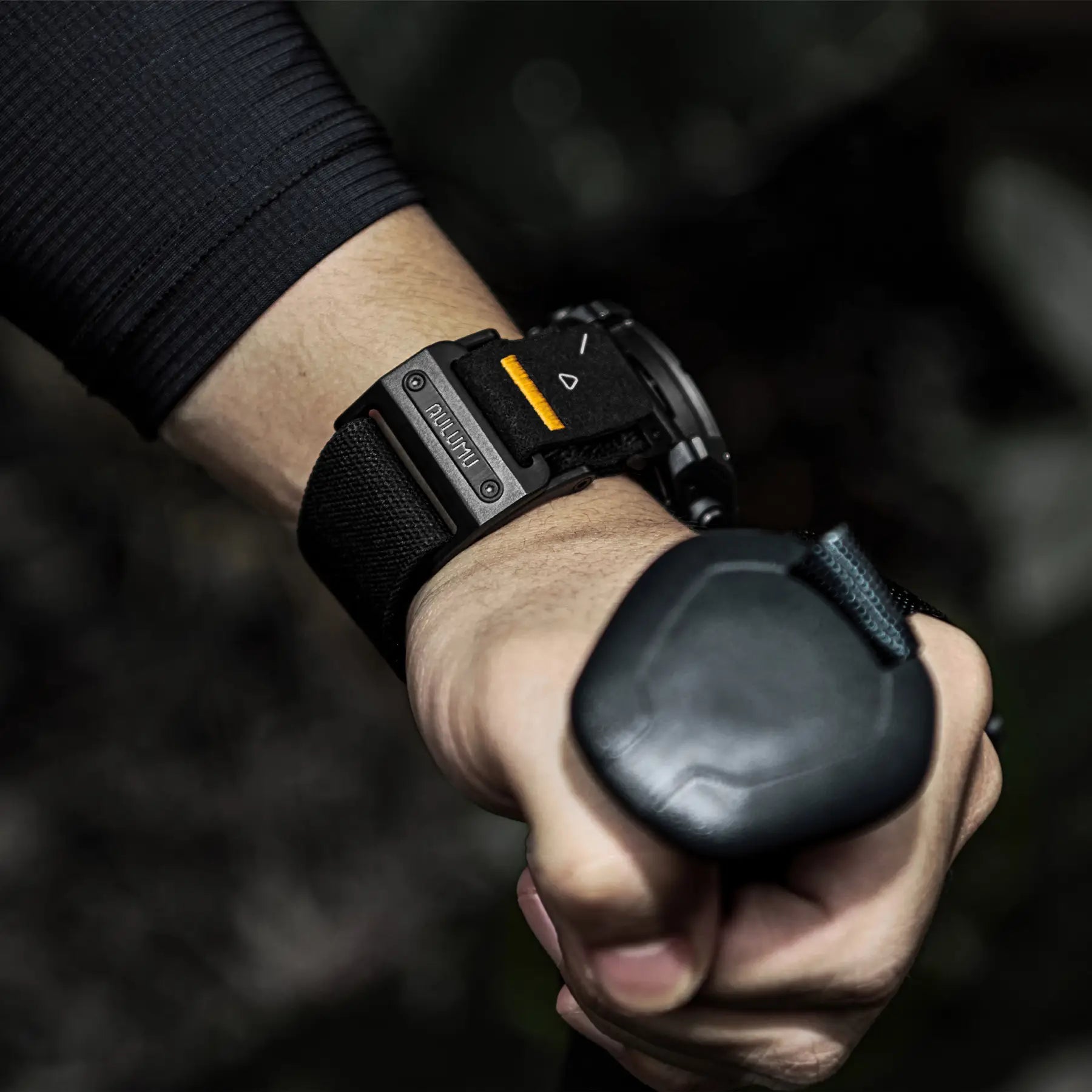 トレッキングポールを握る手首に aulumu C11 Garmin ウォッチバンド付きスマートウォッチを装着したアウトドア使用シーン