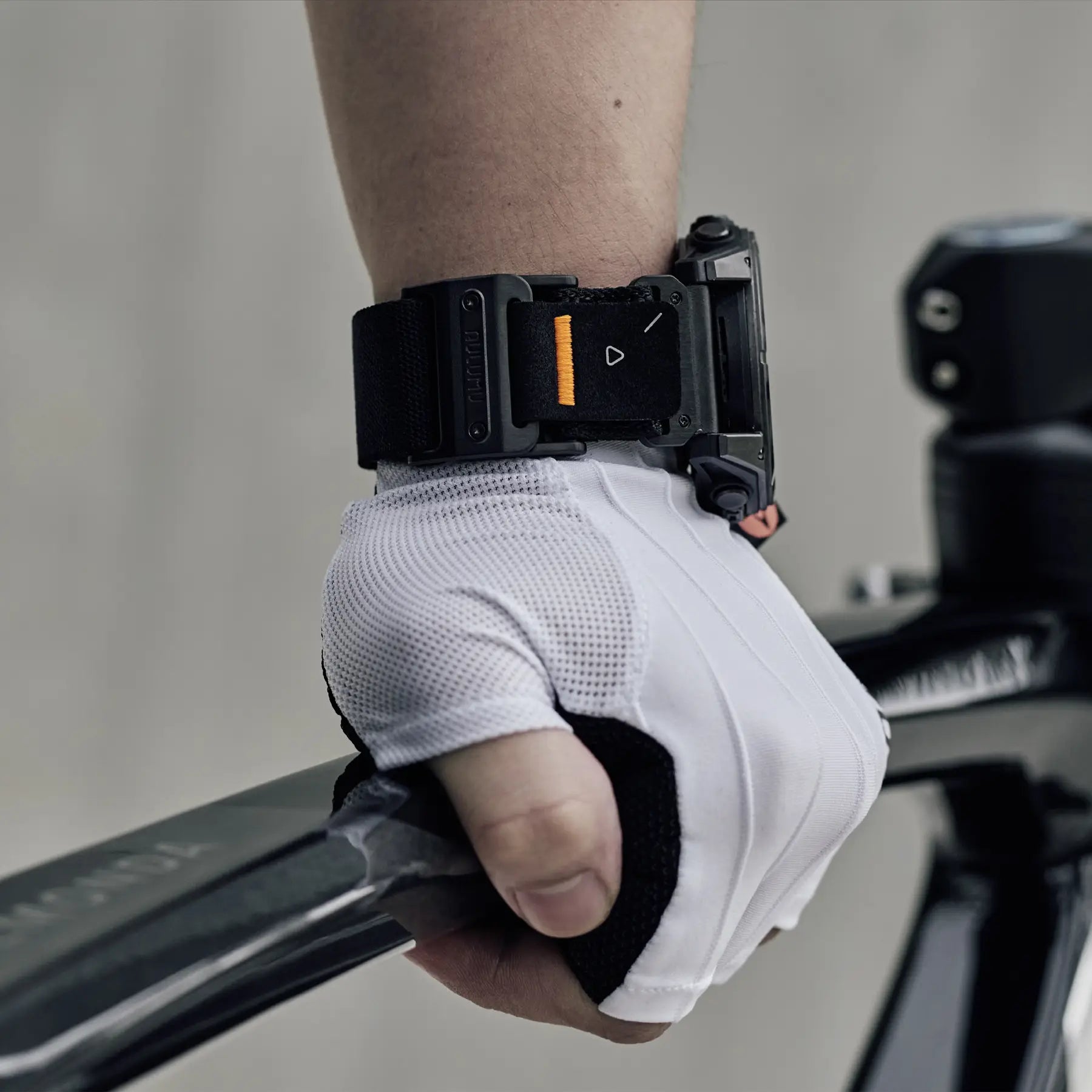 サイクルグローブを着用しハンドルを握る手首に aulumu C11 マグネット式 Garmin ウォッチバンドを装着したサイクリングシーン