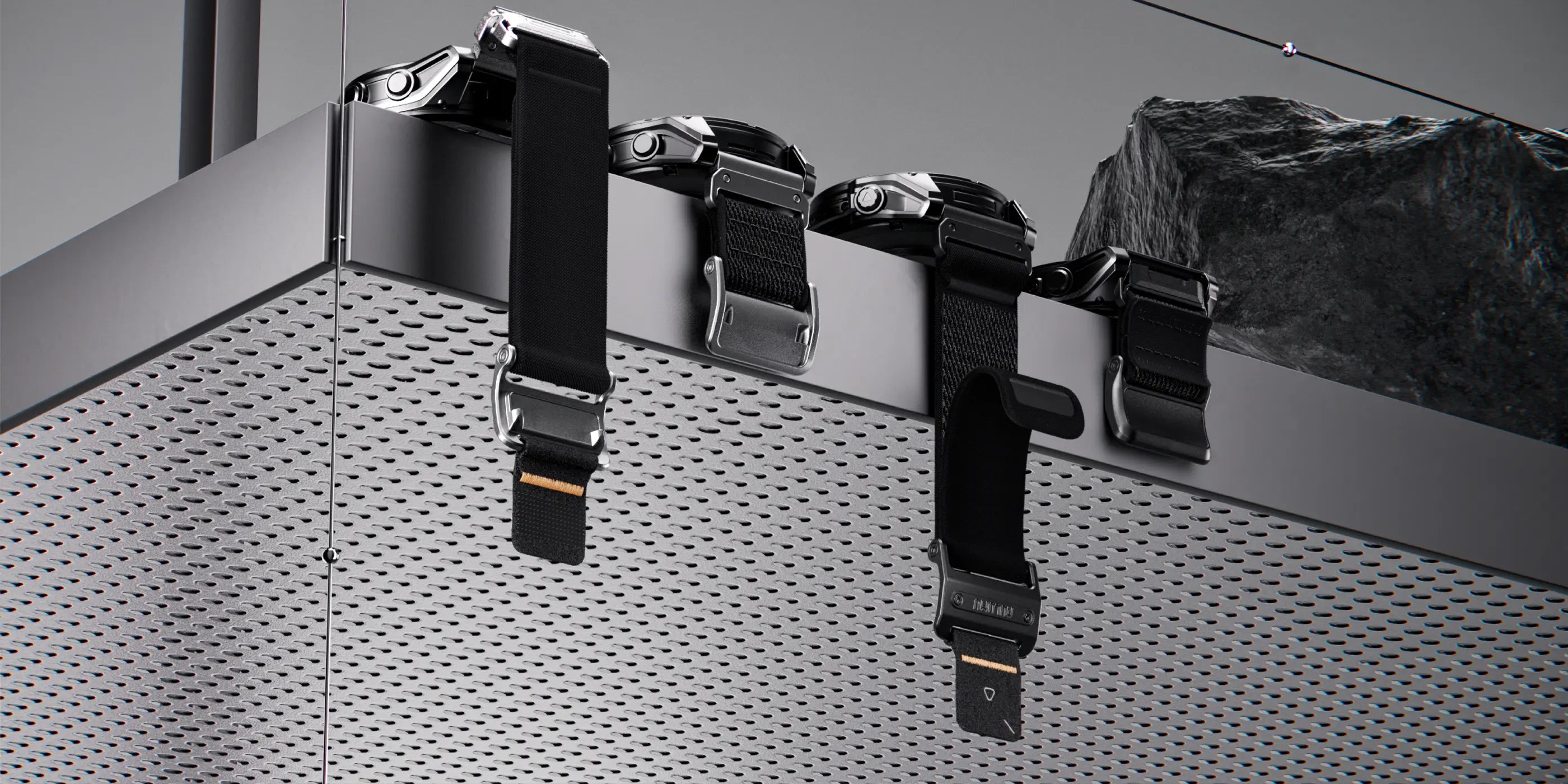 金属パネルに吊り下げられた複数の aulumu C11 マグネット式 Garmin ウォッチバンドと対応スマートウォッチのディスプレイ