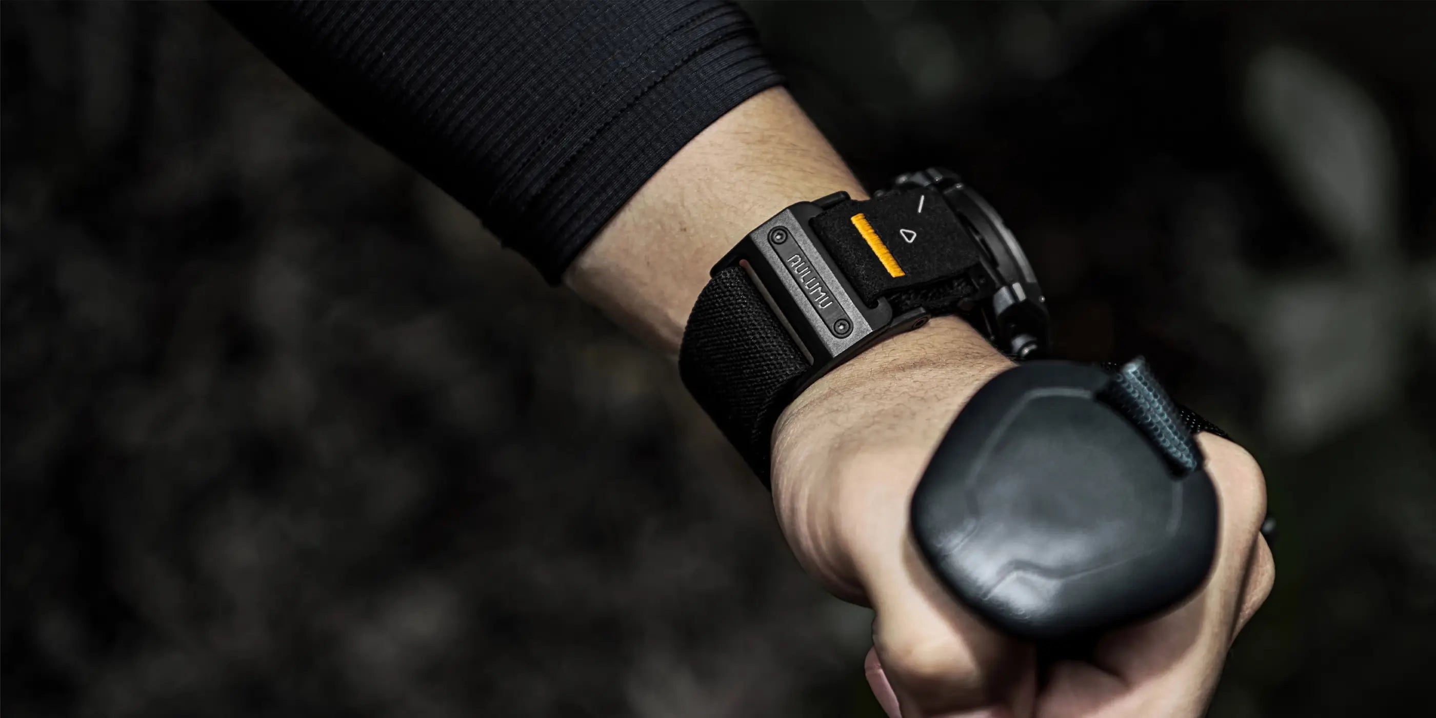 トレッキングポールを握る手首に aulumu C11 Garmin ウォッチバンド付きスマートウォッチを装着したアウトドア使用シーン