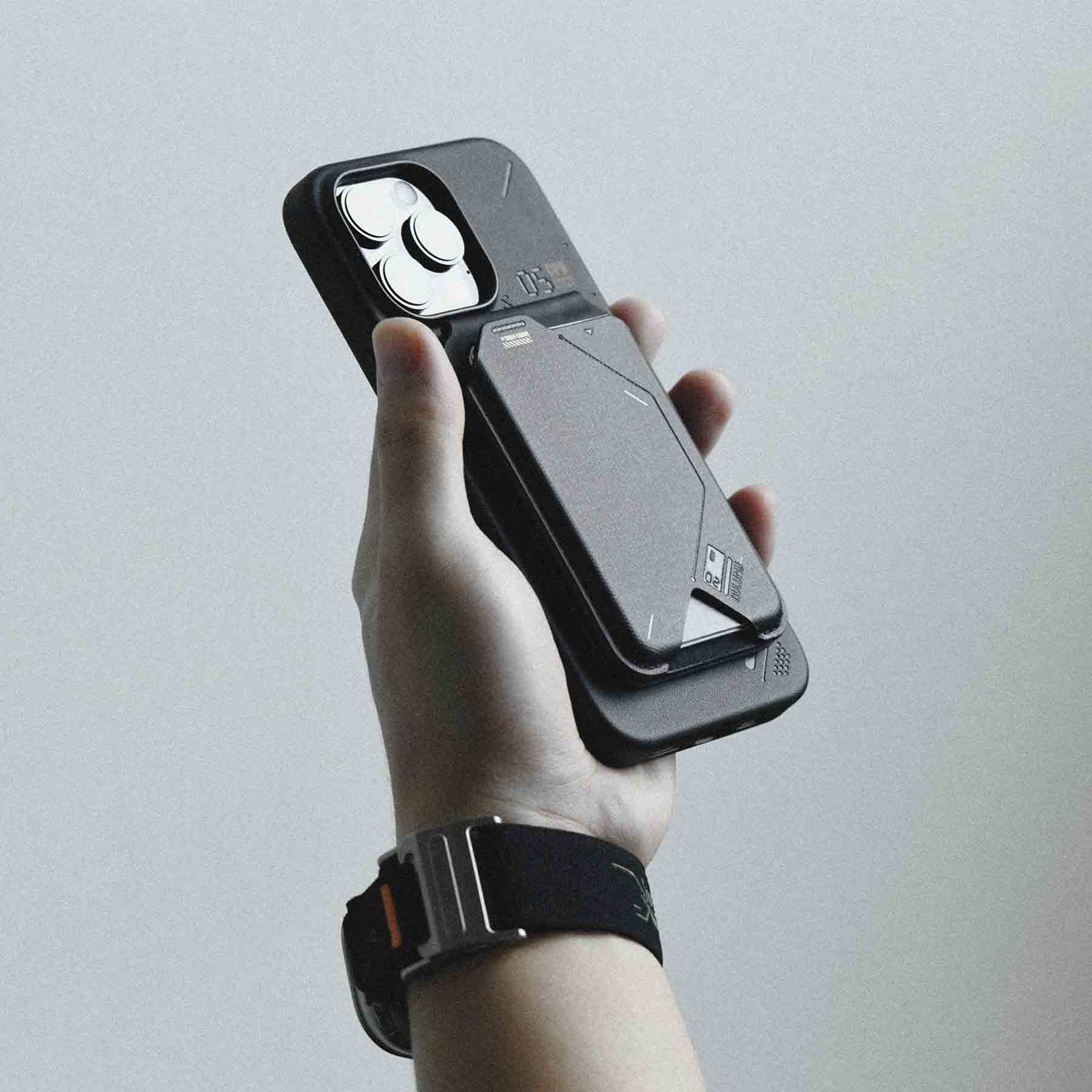 クラシックかつプレミアムなデザインの G02 マグネティックフリップウォレットを装着したスマートフォンを、手に持って見せているイメージ