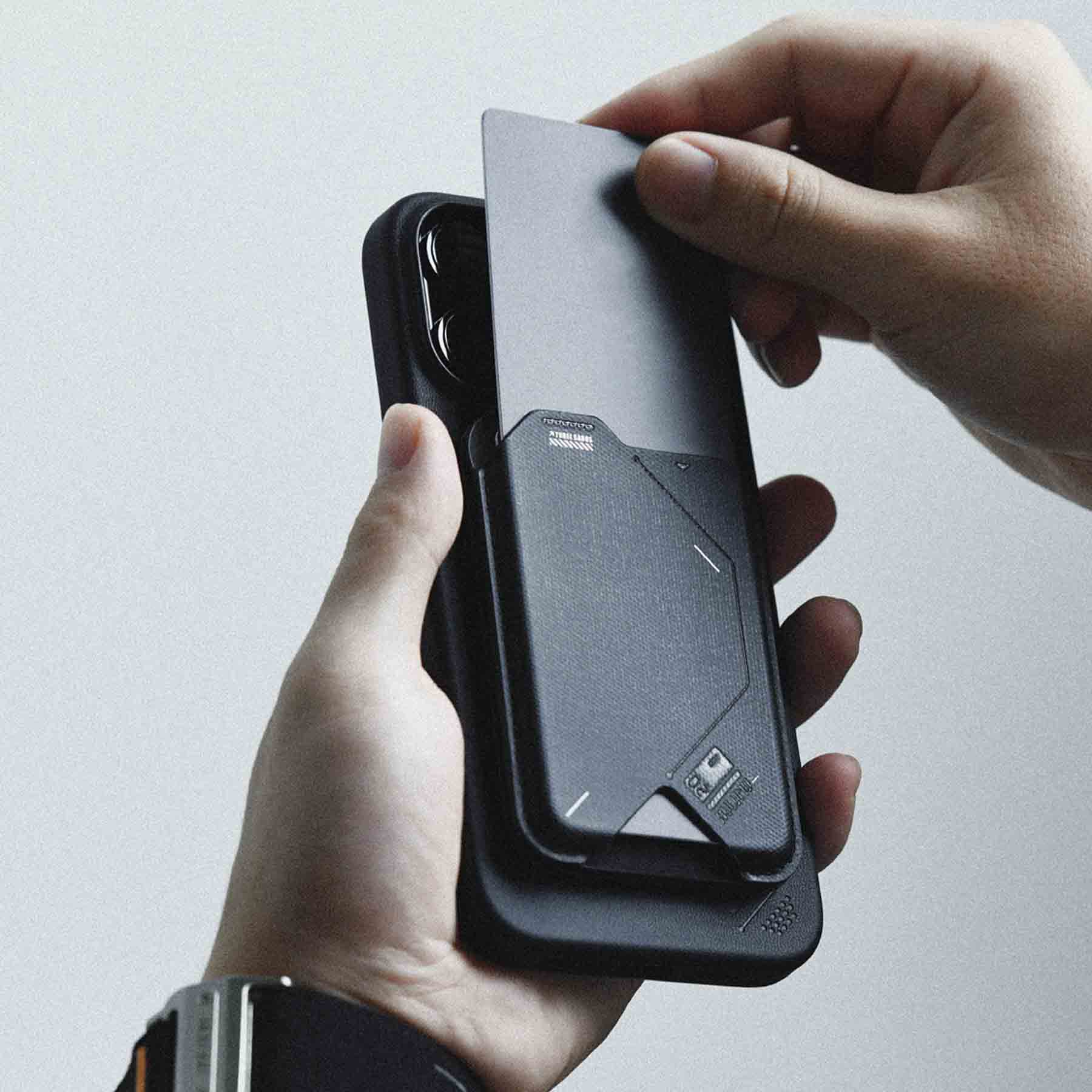 最大3枚のカードを収納できる G02 マグネティックフリップウォレットを、スマートフォン背面からスライドさせて取り出している様子