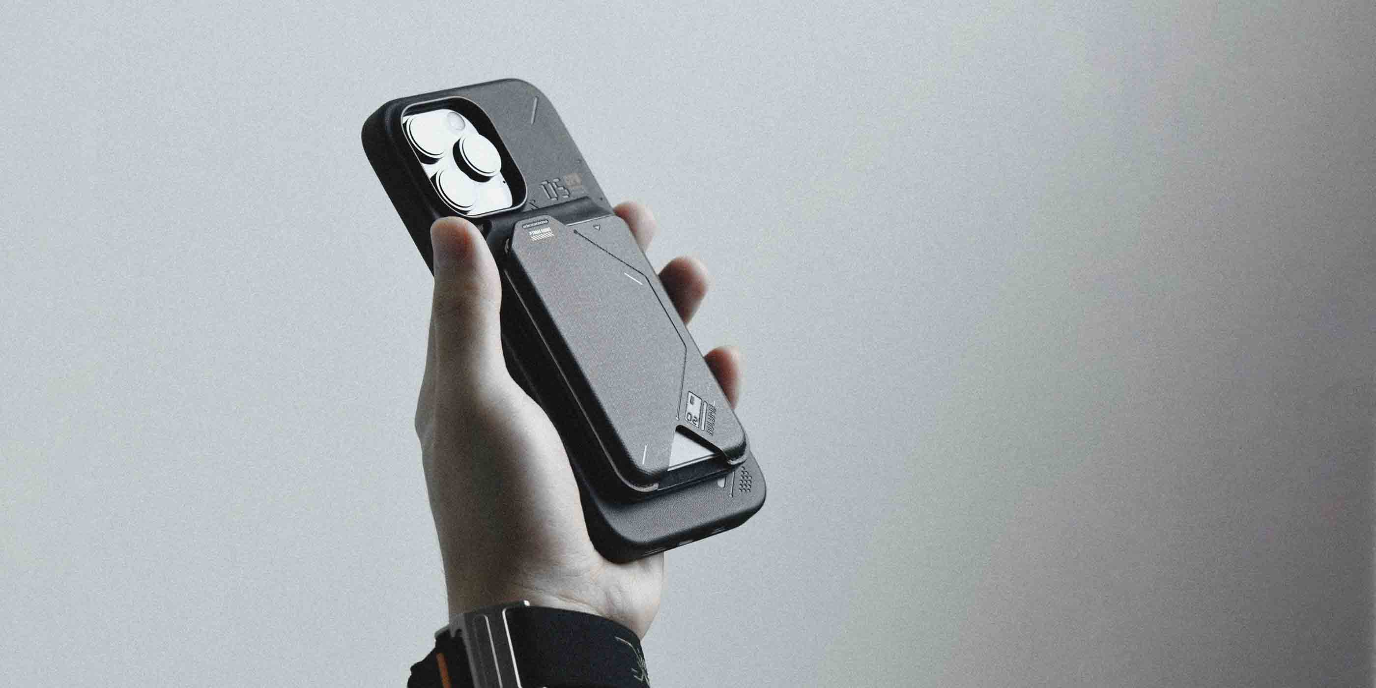 クラシックかつプレミアムなデザインの G02 マグネティックフリップウォレットを装着したスマートフォンを、手に持って見せているイメージ