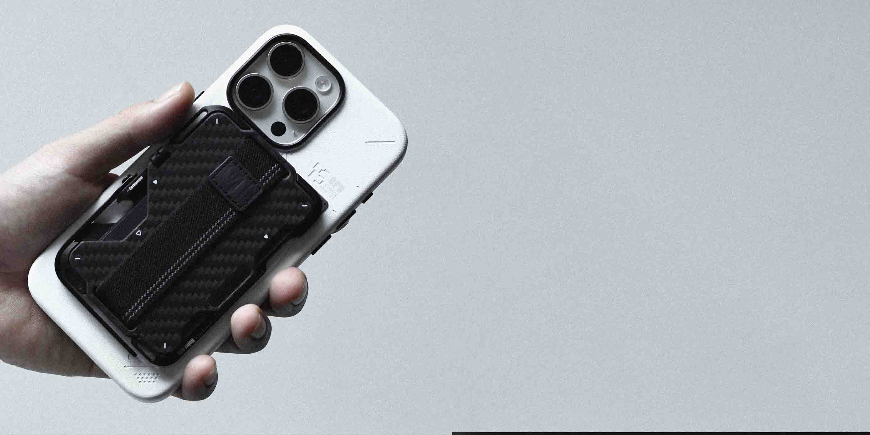 aulumu G03 カーボンファイバーカバーウォレットを装着したiPhoneを手に持つライフスタイルショット プレミアムなアルミ合金フレームとカーボンカバーの質感を強調