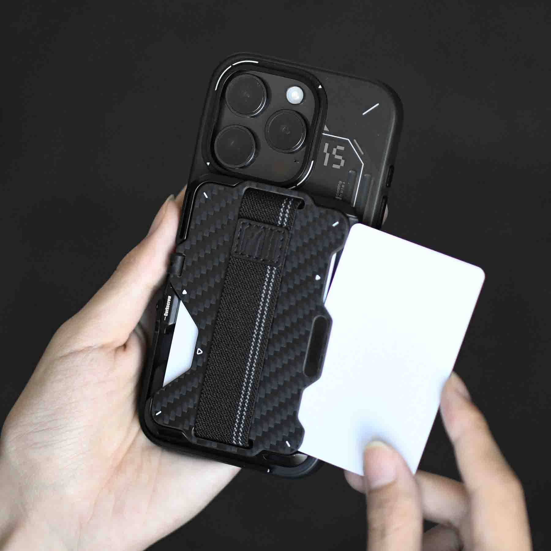 aulumu G03 カーボンファイバーカバーウォレットを装着したiPhoneからカードを取り出している様子 最大12枚収納とRFID保護で情報セキュリティに配慮したミニマル財布