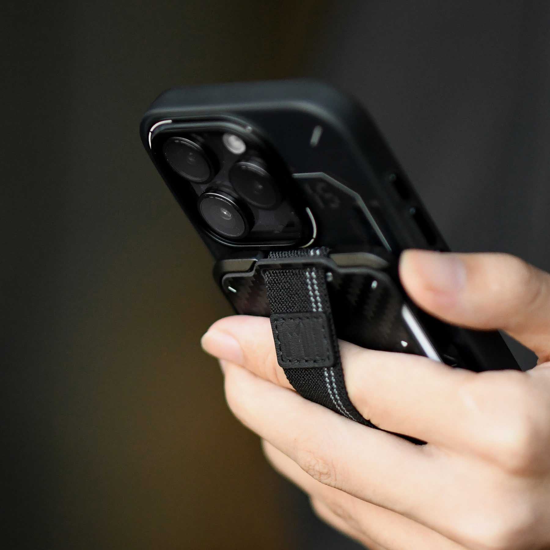 aulumu G03 カーボンファイバーカバーウォレットを装着したiPhoneを片手で持つライフスタイルショット 伸縮ストラップでしっかりグリップできる超薄型コンパクトデザイン