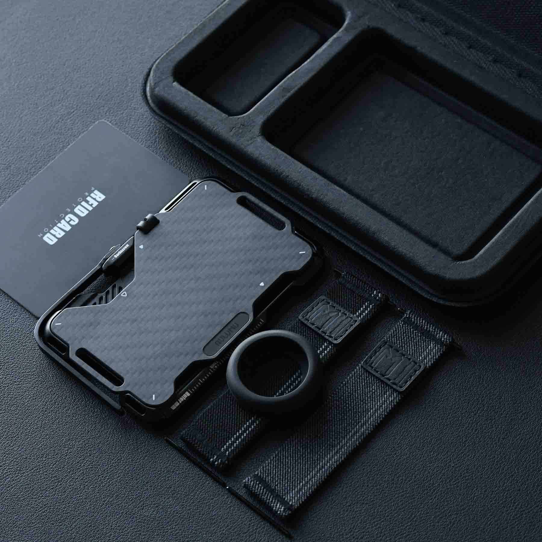 aulumu G03 カーボンファイバーカバーウォレットのパッケージ内容 本体カードケースとRFIDブロッキングカード AirTagスタンド 交換用伸縮ストラップが収められたセット
