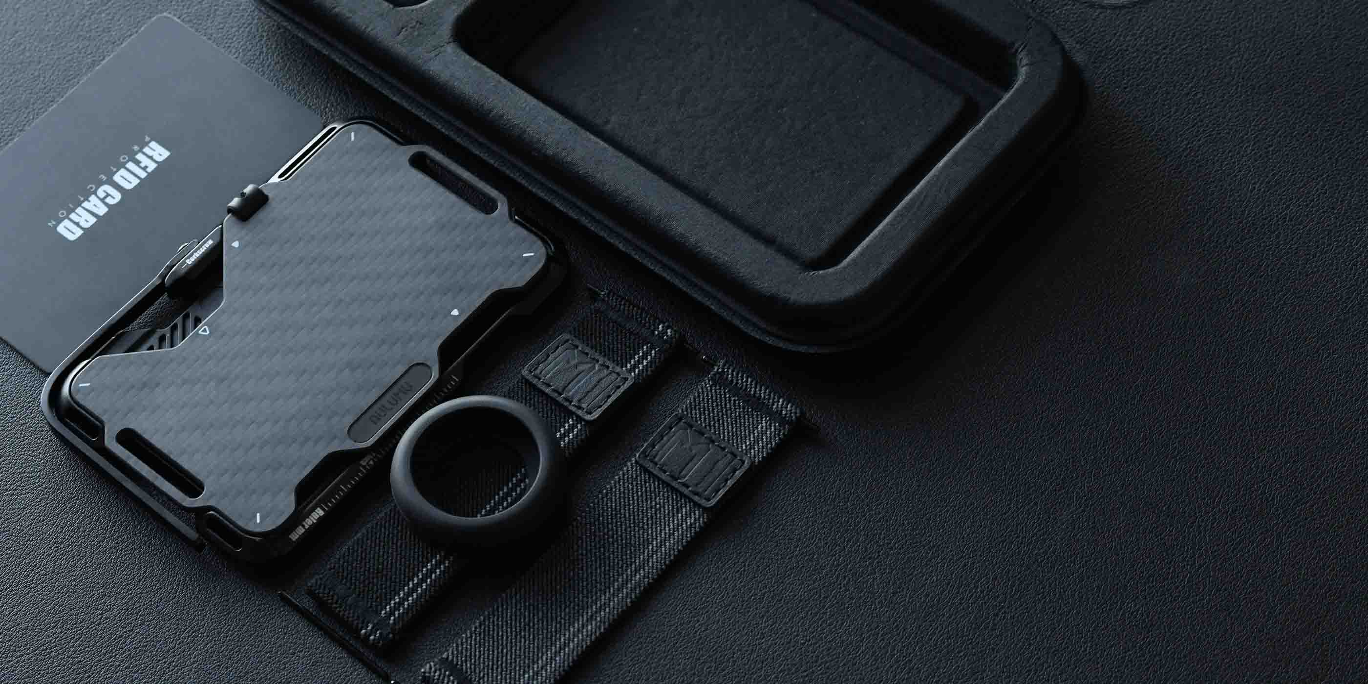 aulumu G03 カーボンファイバーカバーウォレットのパッケージ内容 本体カードケースとRFIDブロッキングカード AirTagスタンド 交換用伸縮ストラップが収められたセット