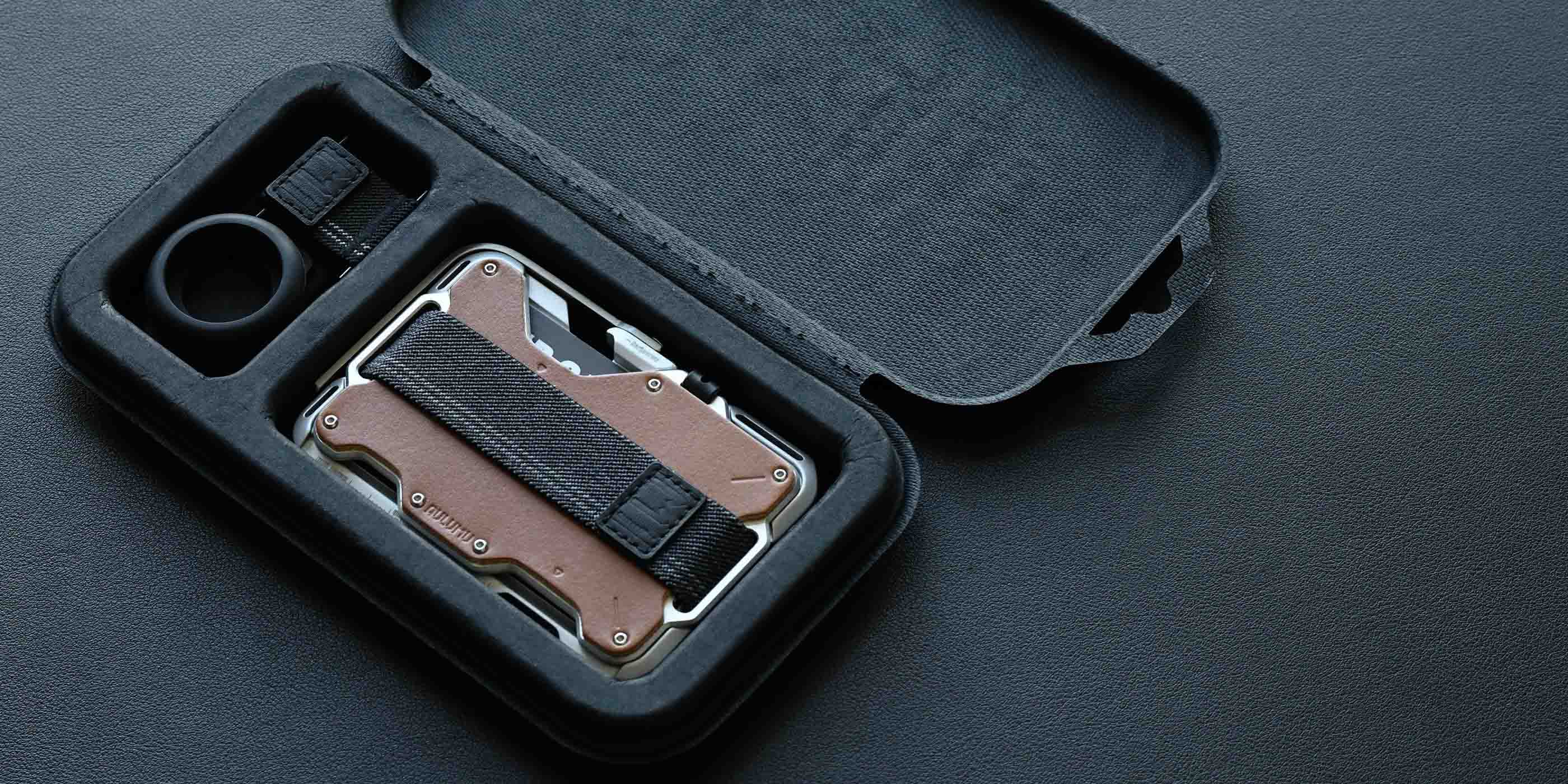 aulumu G03 本革カバーウォレットのパッケージ内容 トレーに収められた本体カードケースとRFIDブロッキングカード AirTagスタンド 交換用伸縮ストラップを上から撮影したイメージ