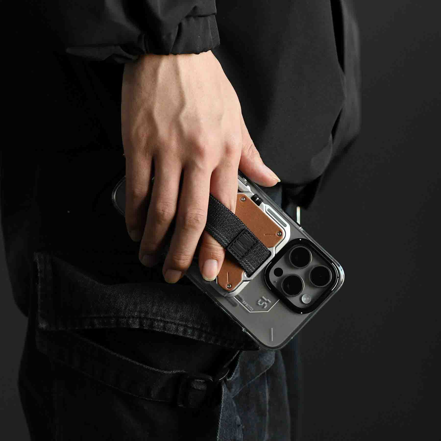 aulumu G03 本革カバーウォレットを装着したiPhoneを手に下げて持つライフスタイルショット 伸縮ストラップ付きの超薄型デザインでしっかりグリップできる様子