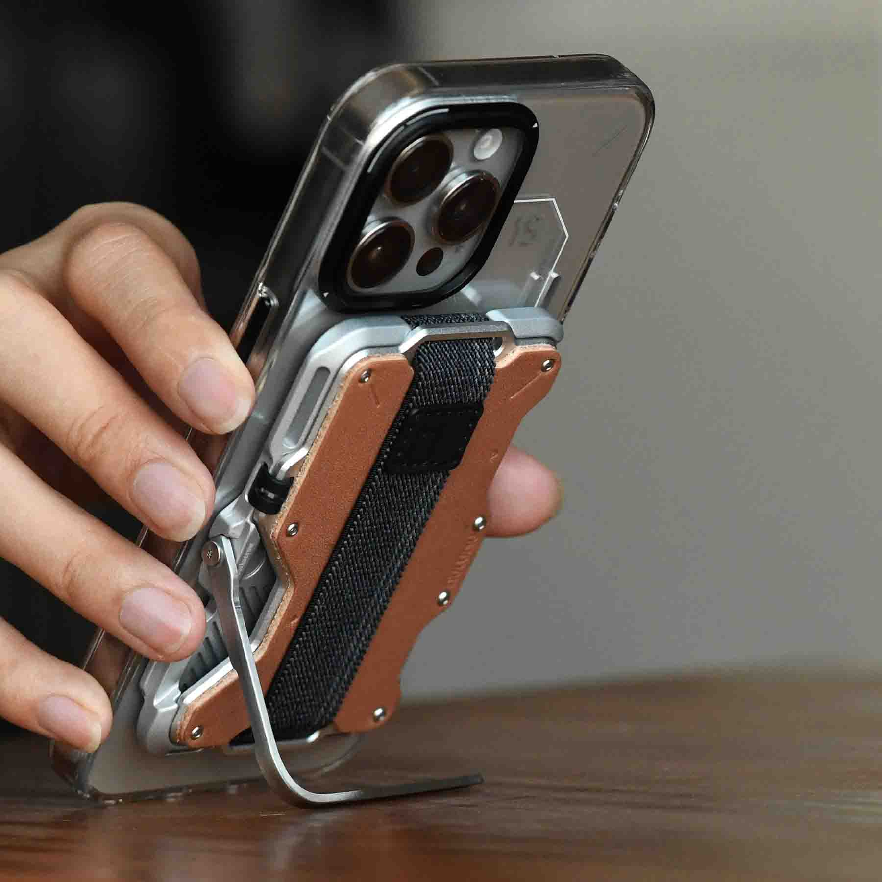aulumu G03 本革カバーウォレットを装着したiPhoneの側面ショット 折りたたみステンレススタンドを展開しスマホを立てかけている多機能スタンド使用イメージ