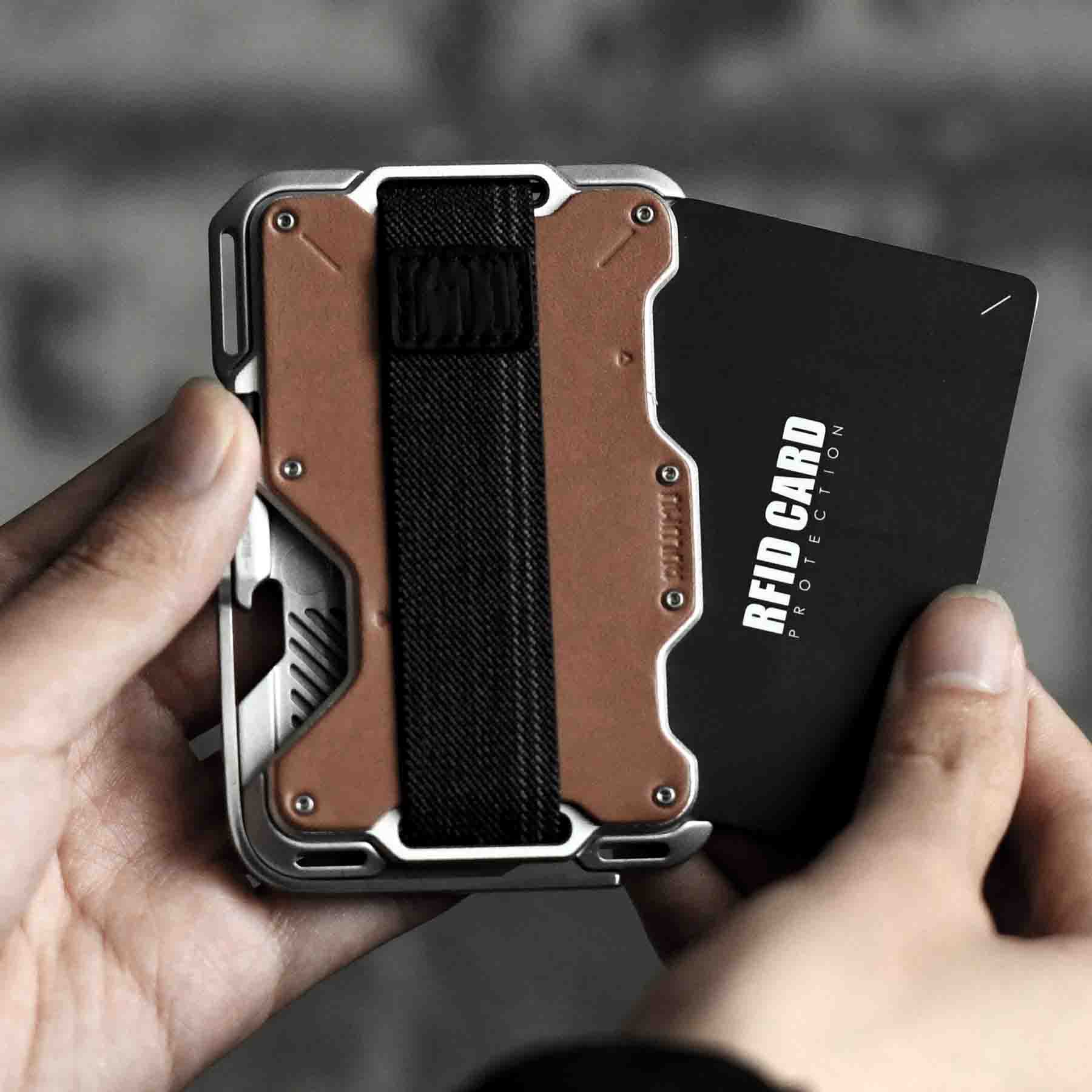 aulumu G03 本革カバーウォレット ブラウンレザーのカードケースと付属RFIDブロッキングカードを手元で見せているシーン 情報セキュリティと大容量収納を強調