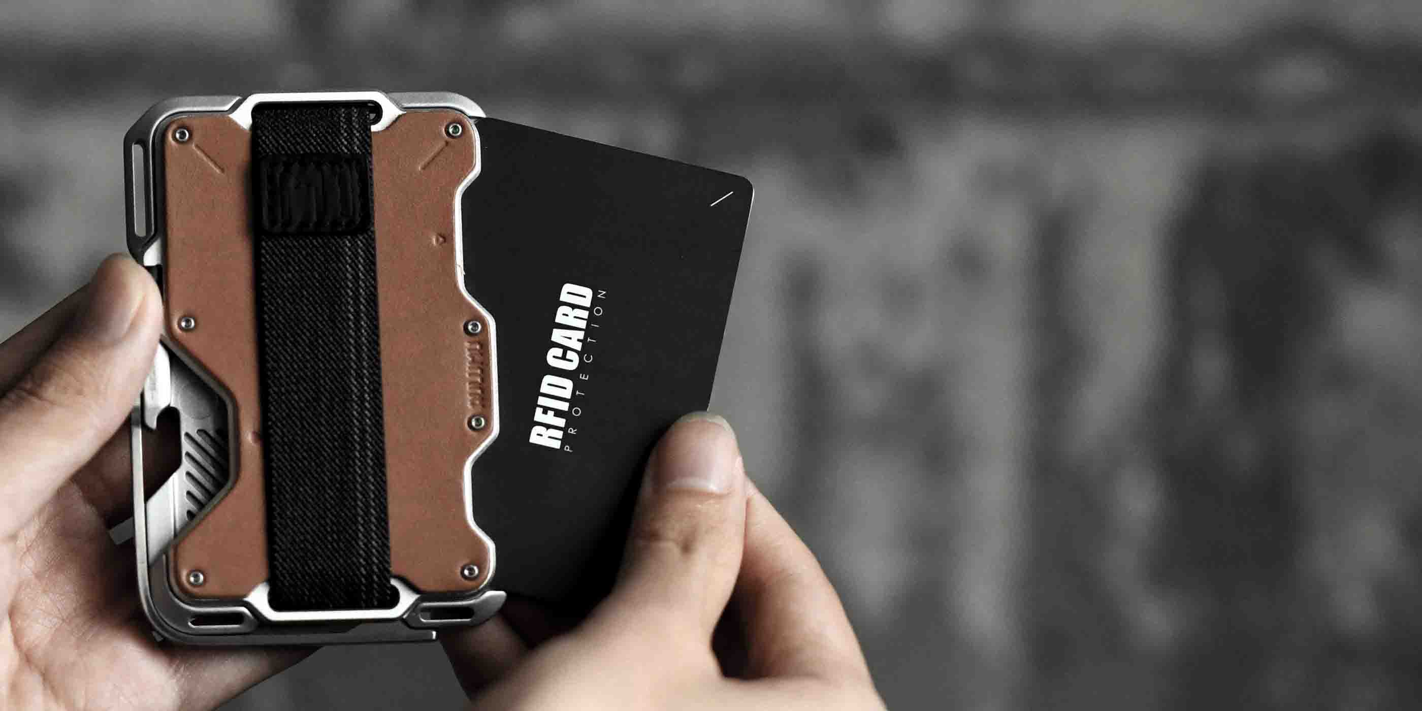 aulumu G03 本革カバーウォレット ブラウンレザーのカードケースと付属RFIDブロッキングカードを手元で見せているシーン 情報セキュリティと大容量収納を強調