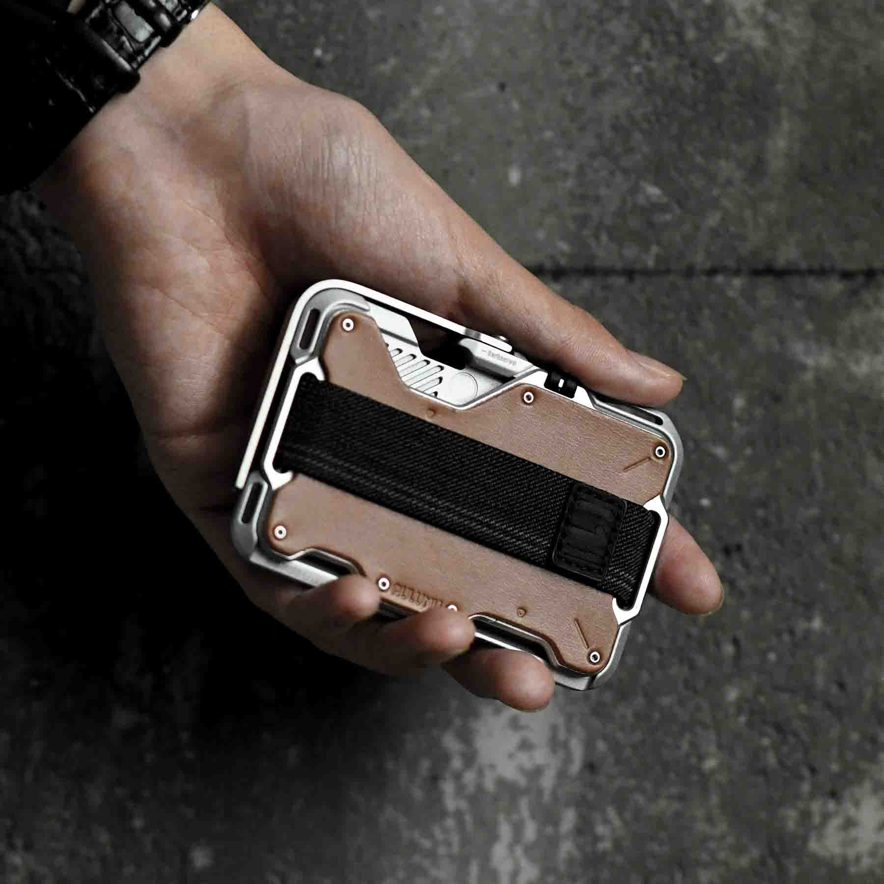 aulumu G03 本革カバーウォレット ブラウンレザーとシルバーアルミフレームのカードケースを手に持ったプレミアム素材のライフスタイルショット