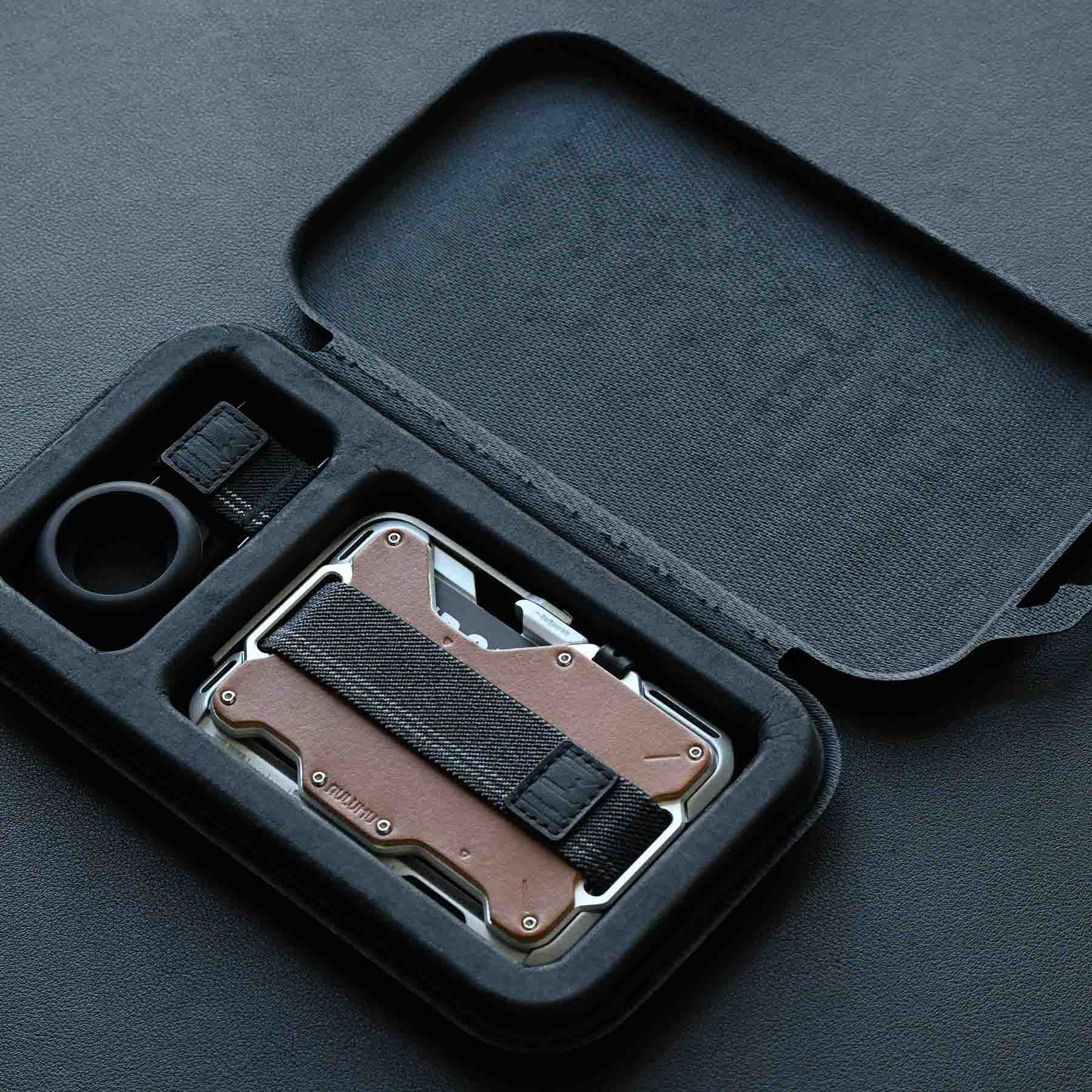 aulumu G03 本革カバーウォレットのパッケージ内容 トレーに収められた本体カードケースとRFIDブロッキングカード AirTagスタンド 交換用伸縮ストラップを上から撮影したイメージ