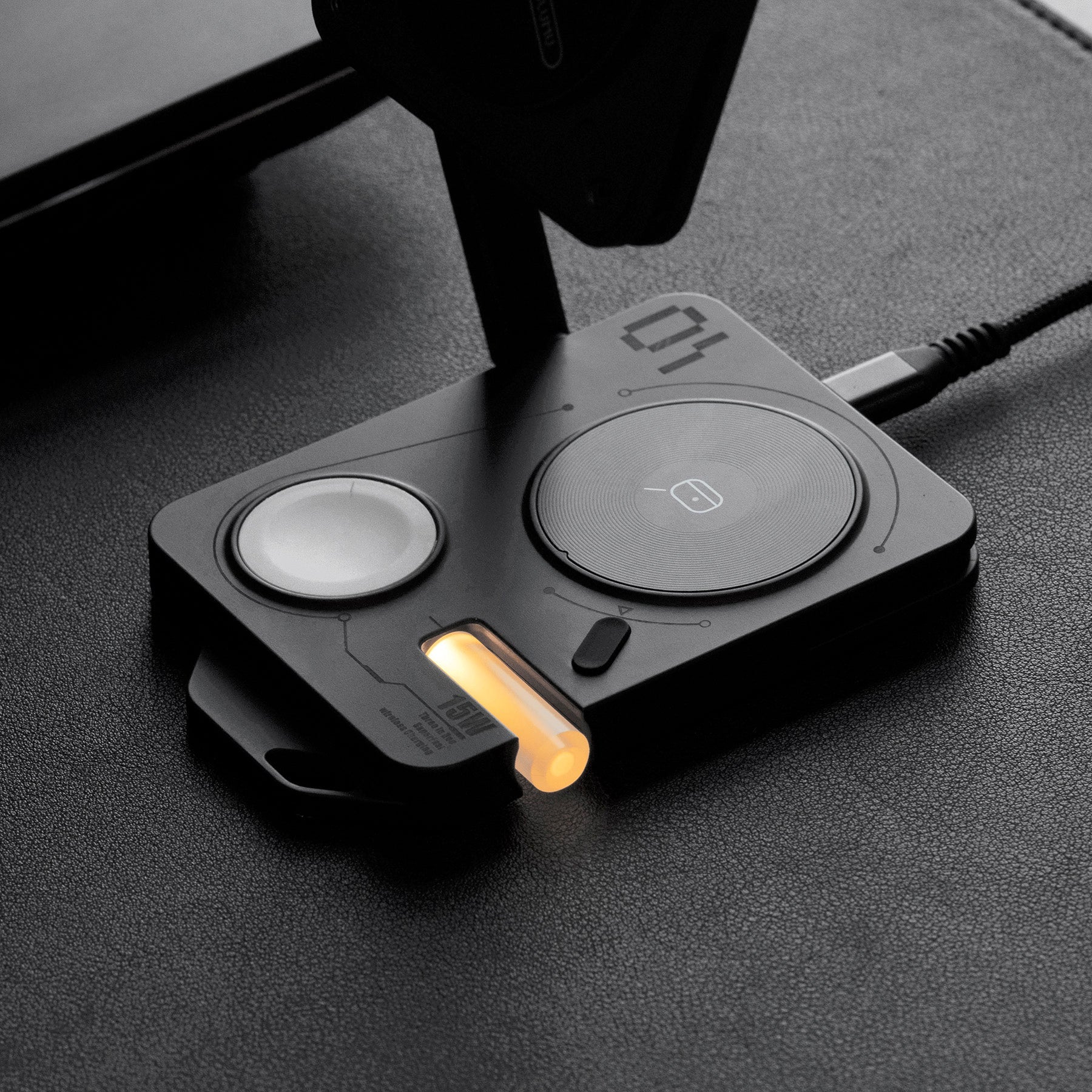 3段階の明るさ調整ができるナイトライトとしても使える AULUMU 4-in-1 充電ステーションの使用イメージ