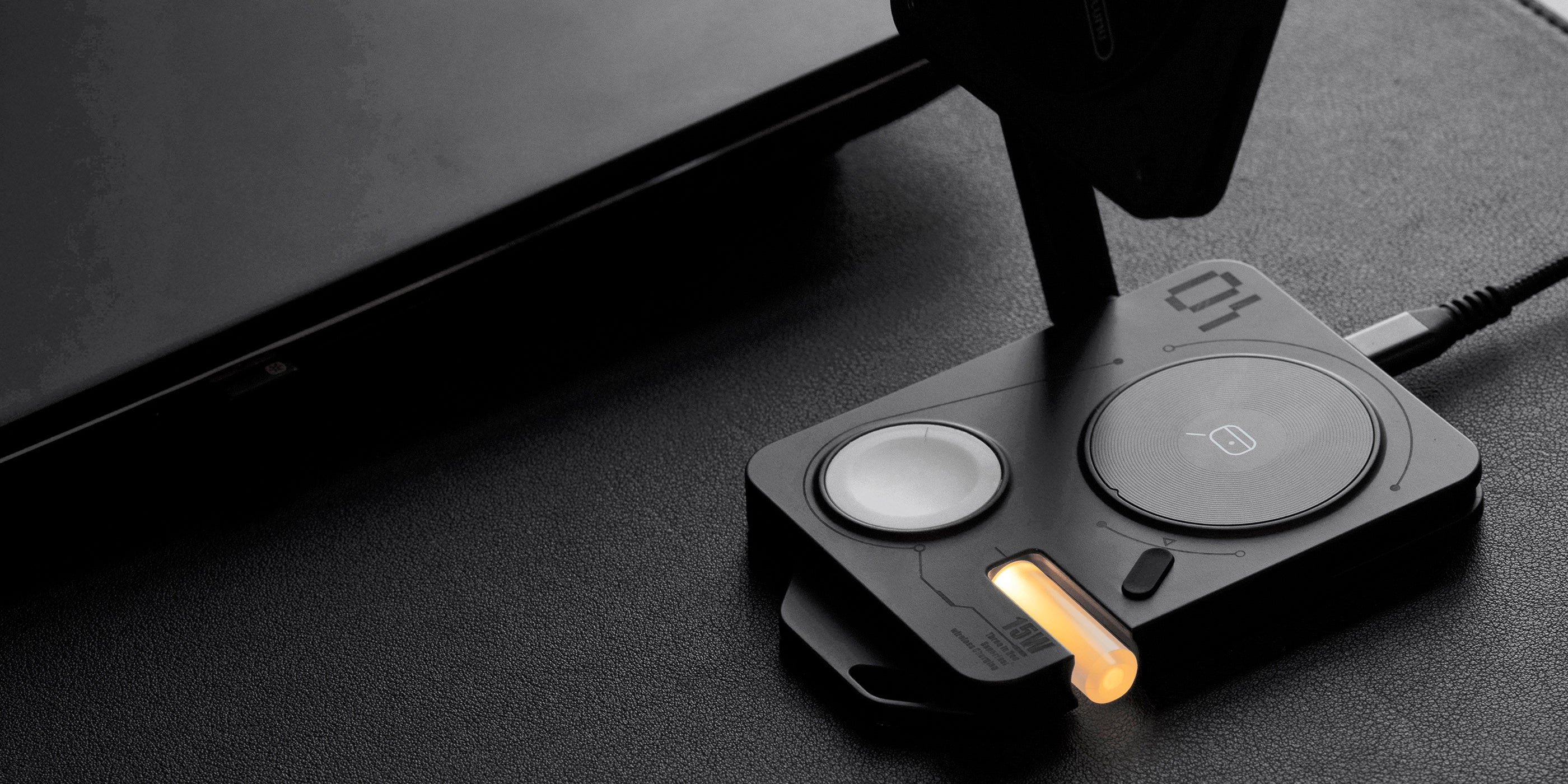 3段階の明るさ調整ができるナイトライトとしても使える AULUMU 4-in-1 充電ステーションの使用イメージ