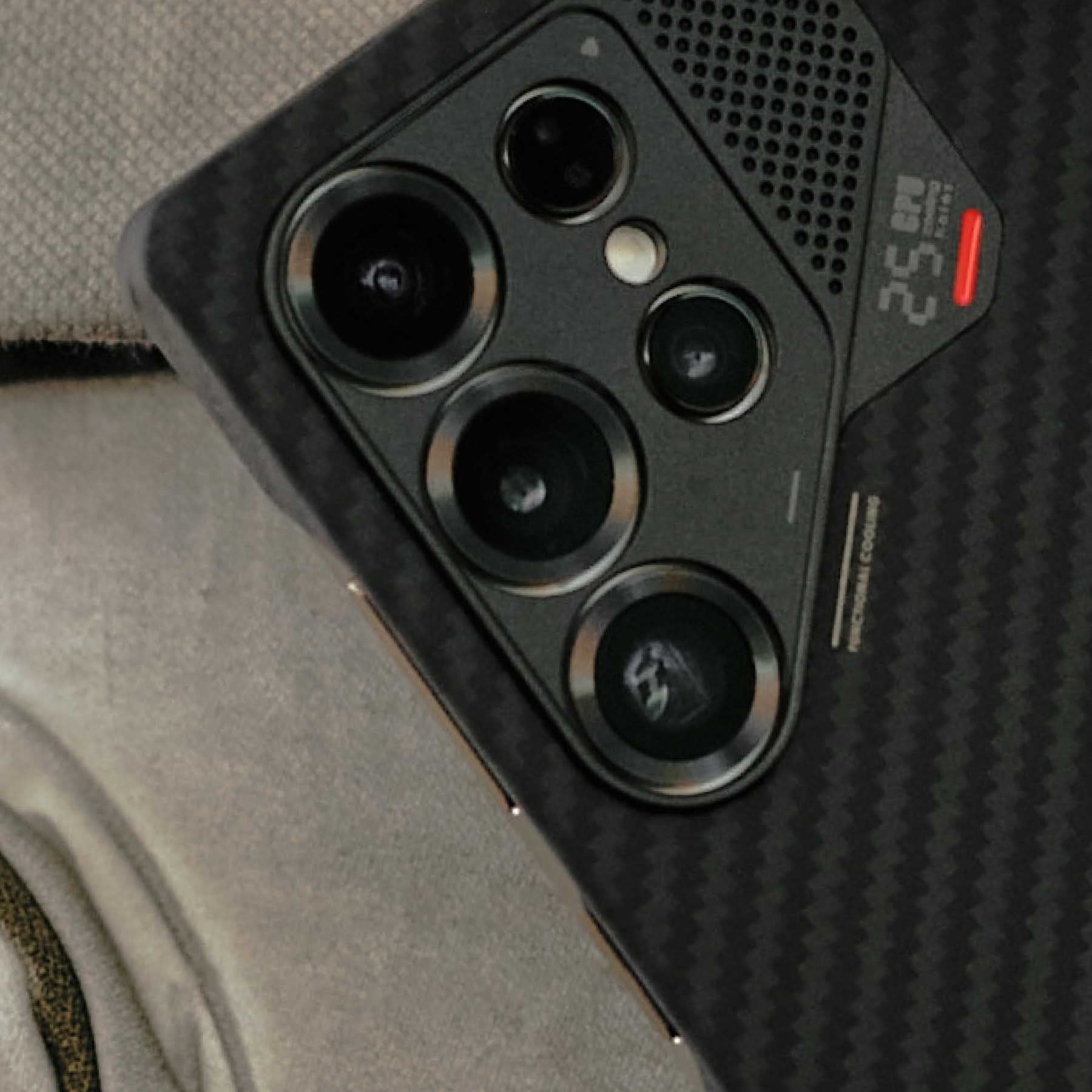 aulumu S25 Aramid Fiber Caseを装着したGalaxy S25 Ultra背面のクローズアップ 軽量で耐衝撃性に優れたアラミド繊維素材とアルミカメラリングを示す
