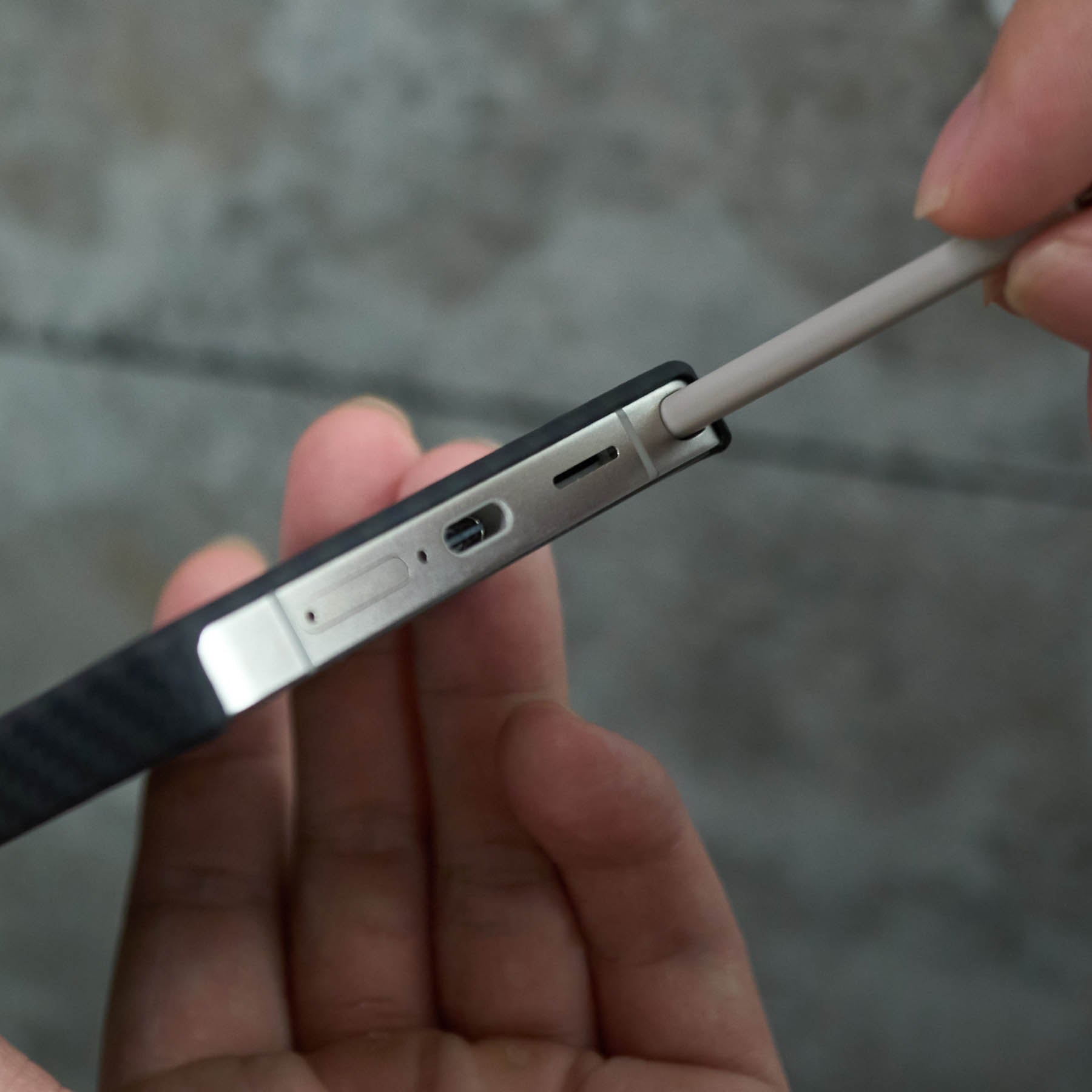 aulumu S25 Aramid Fiber Case装着Galaxy S25 Ultraの下部側面ショット 充電ポートとSペンホールが精密にカットされておりケーブルやペンが使いやすい様子