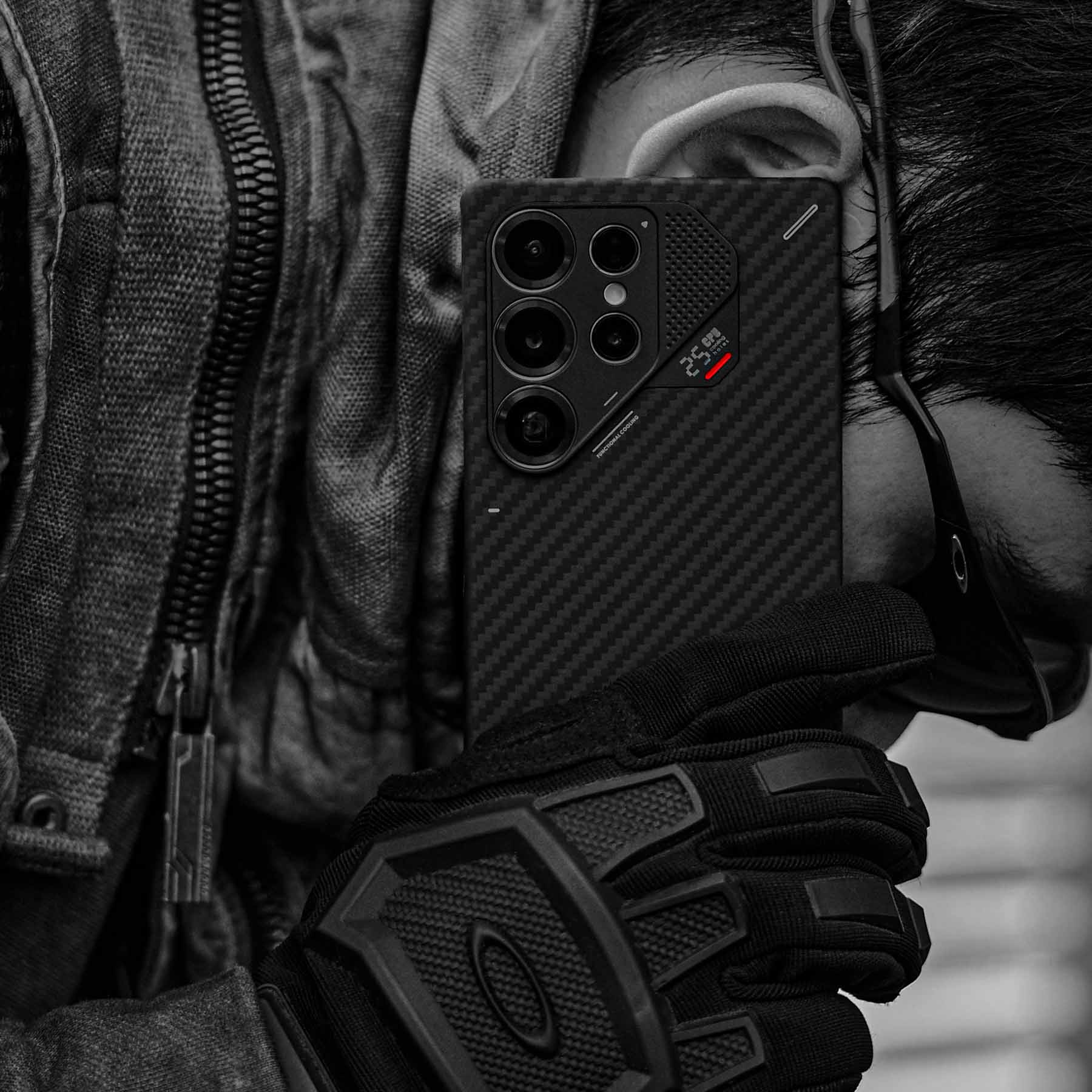 aulumu S25 Aramid Fiber Caseを装着したGalaxy S25 Ultraで通話する人物のライフスタイルショット アラミド繊維のカーボン調デザインと温度インジケーターを強調