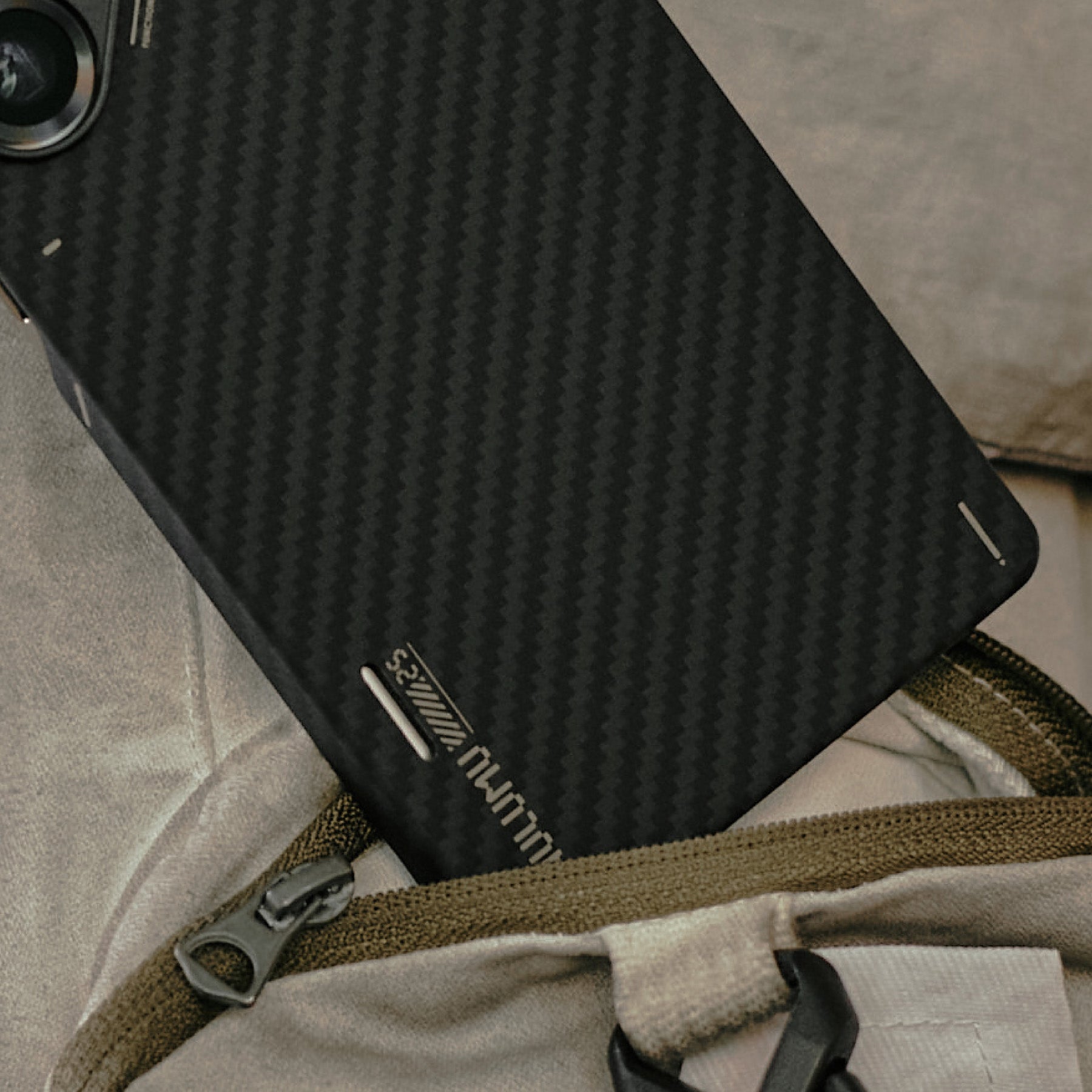 aulumu S25 Aramid Fiber Caseを装着したGalaxy S25 Ultraをバッグのポケットに差し込んだライフスタイルショット スリムなアラミド繊維背面で持ち運びやすいデザイン