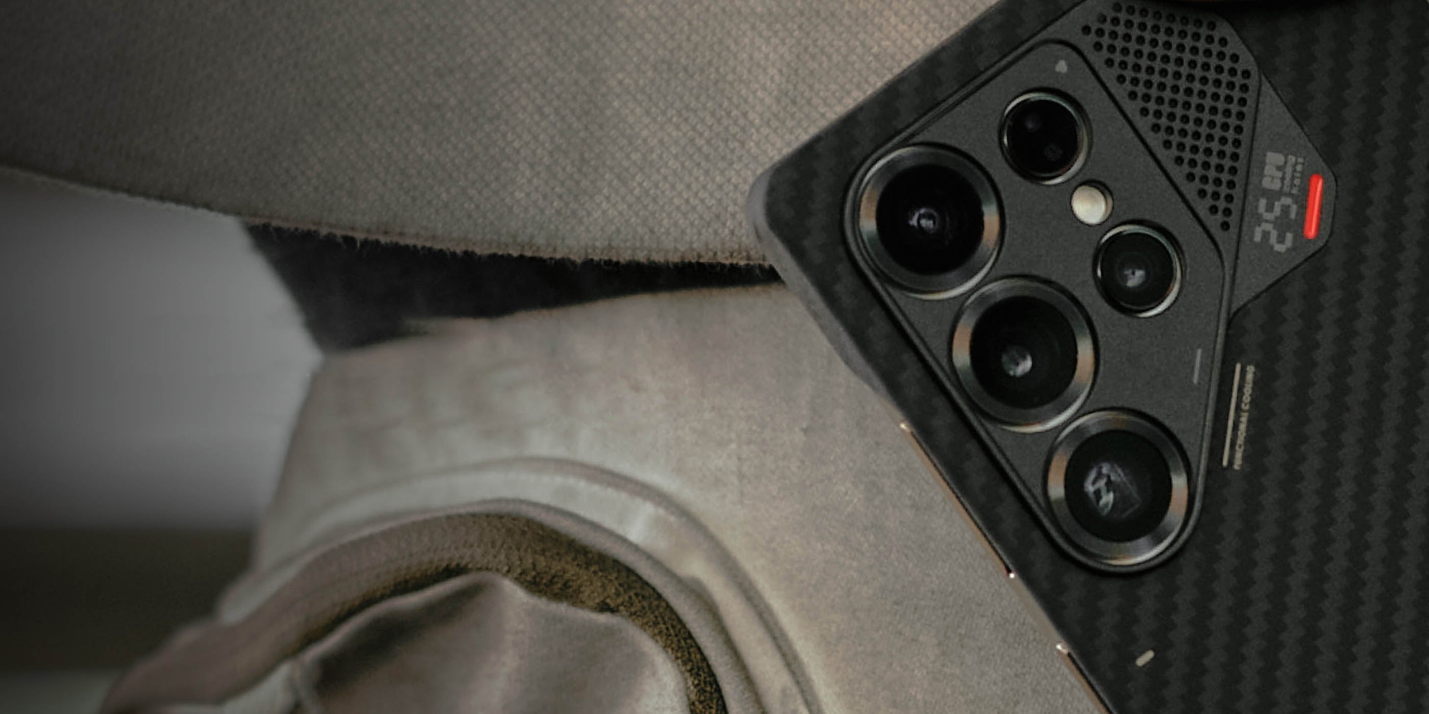 aulumu S25 Aramid Fiber Caseを装着したGalaxy S25 Ultra背面のクローズアップ 軽量で耐衝撃性に優れたアラミド繊維素材とアルミカメラリングを示す