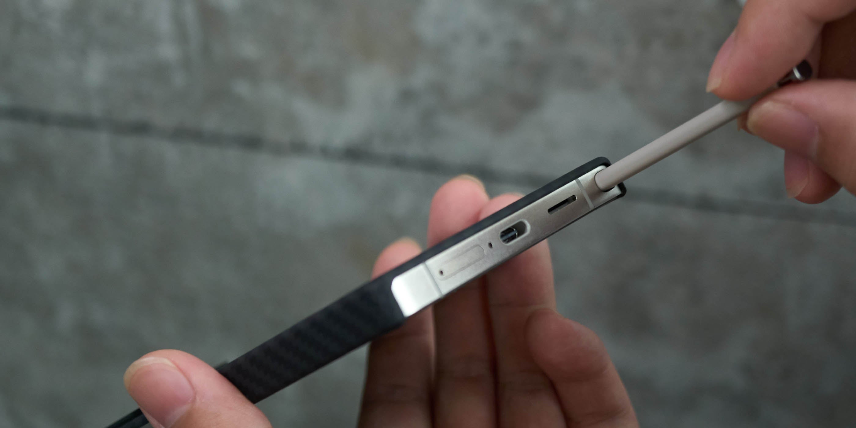 aulumu S25 Aramid Fiber Case装着Galaxy S25 Ultraの下部側面ショット 充電ポートとSペンホールが精密にカットされておりケーブルやペンが使いやすい様子