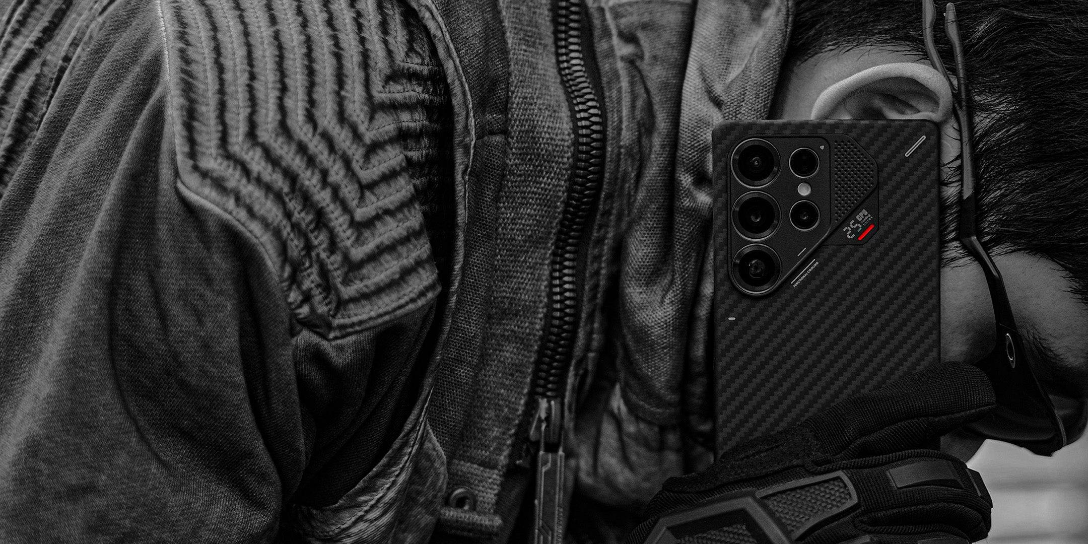 aulumu S25 Aramid Fiber Caseを装着したGalaxy S25 Ultraで通話する人物のライフスタイルショット アラミド繊維のカーボン調デザインと温度インジケーターを強調