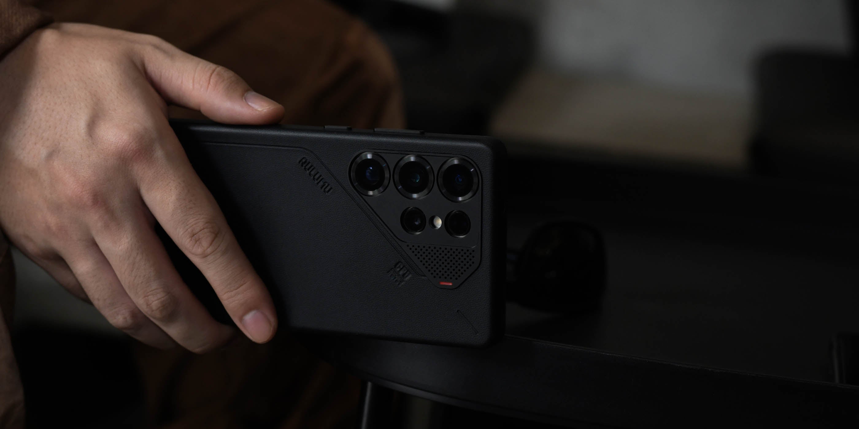 aulumu S25 Vegan Leather Caseを装着したGalaxy S25 Ultraを片手で持つシーン 繊細なエンボス加工ヴィーガンレザーとグリップ感の良い背面デザイン