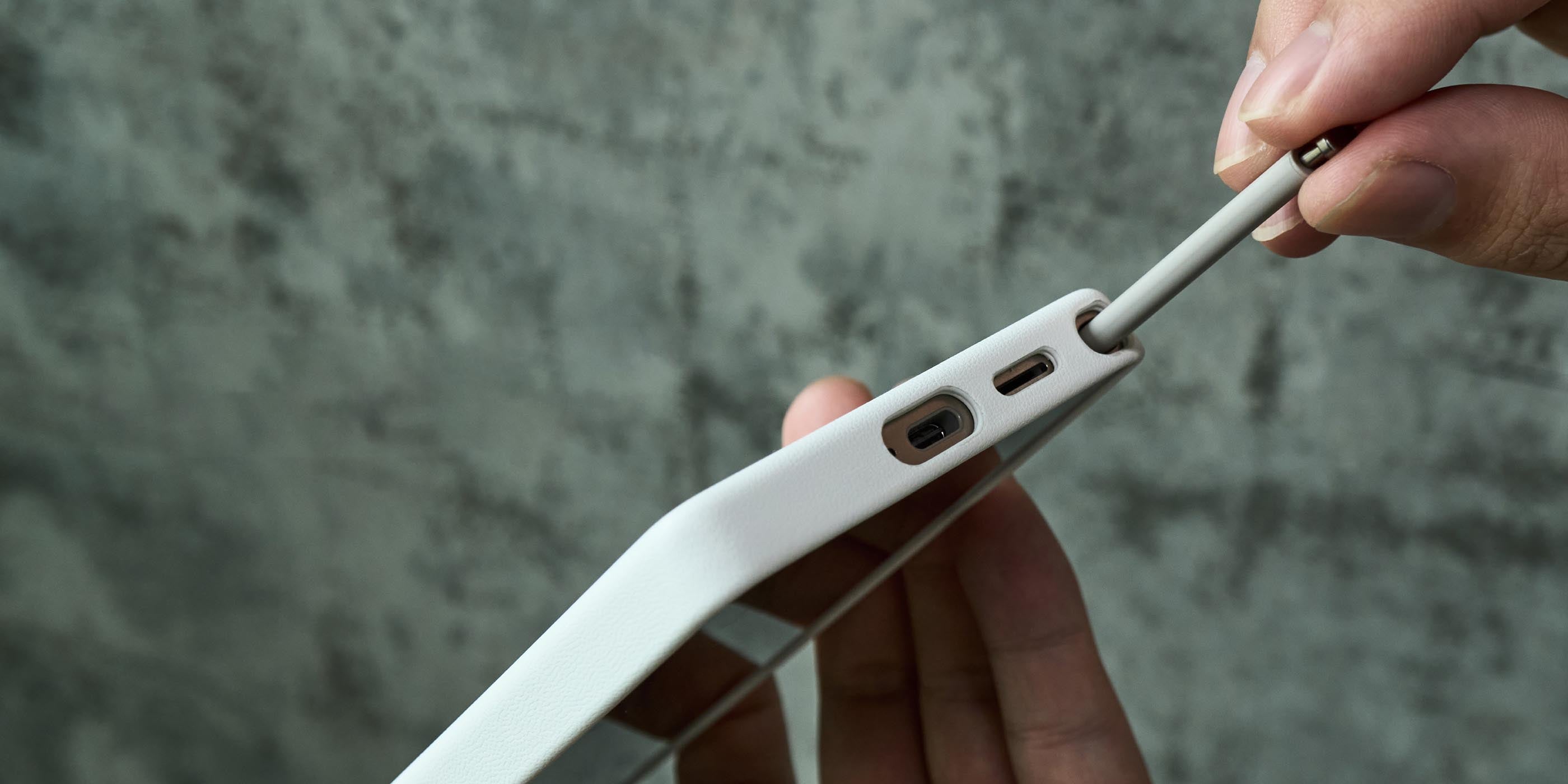 aulumu S25 Vegan Leather Case装着Galaxy S25 Ultraの下部側面ショット スピーカー 充電ポート Sペンホールが精密にカットされ滑りにくいホールド感を実現