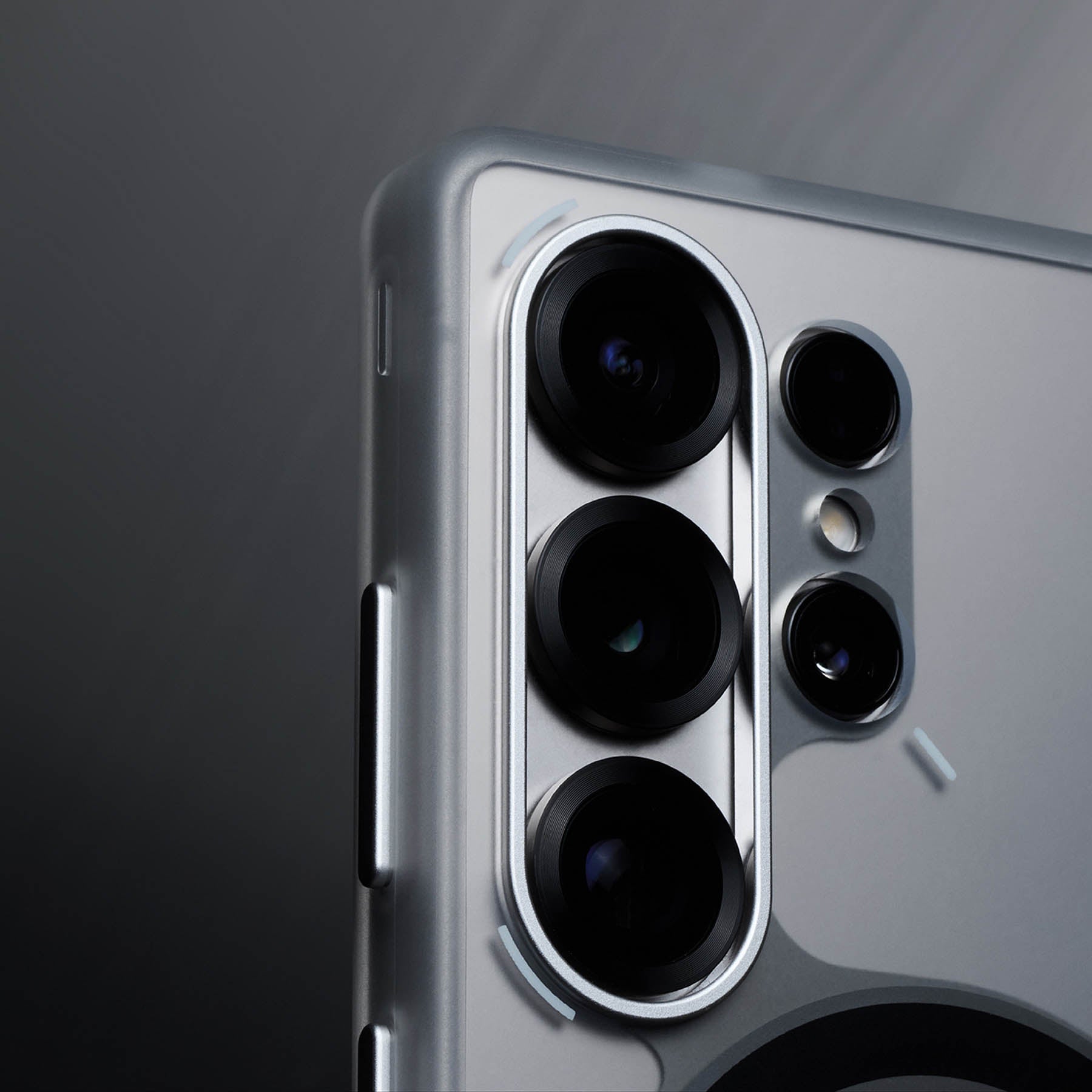aulumu S25 Frosted Caseを装着したGalaxy S25 Ultra背面上部のクローズアップ アルミ製カメラリングとメタルボタンの高級感ある質感